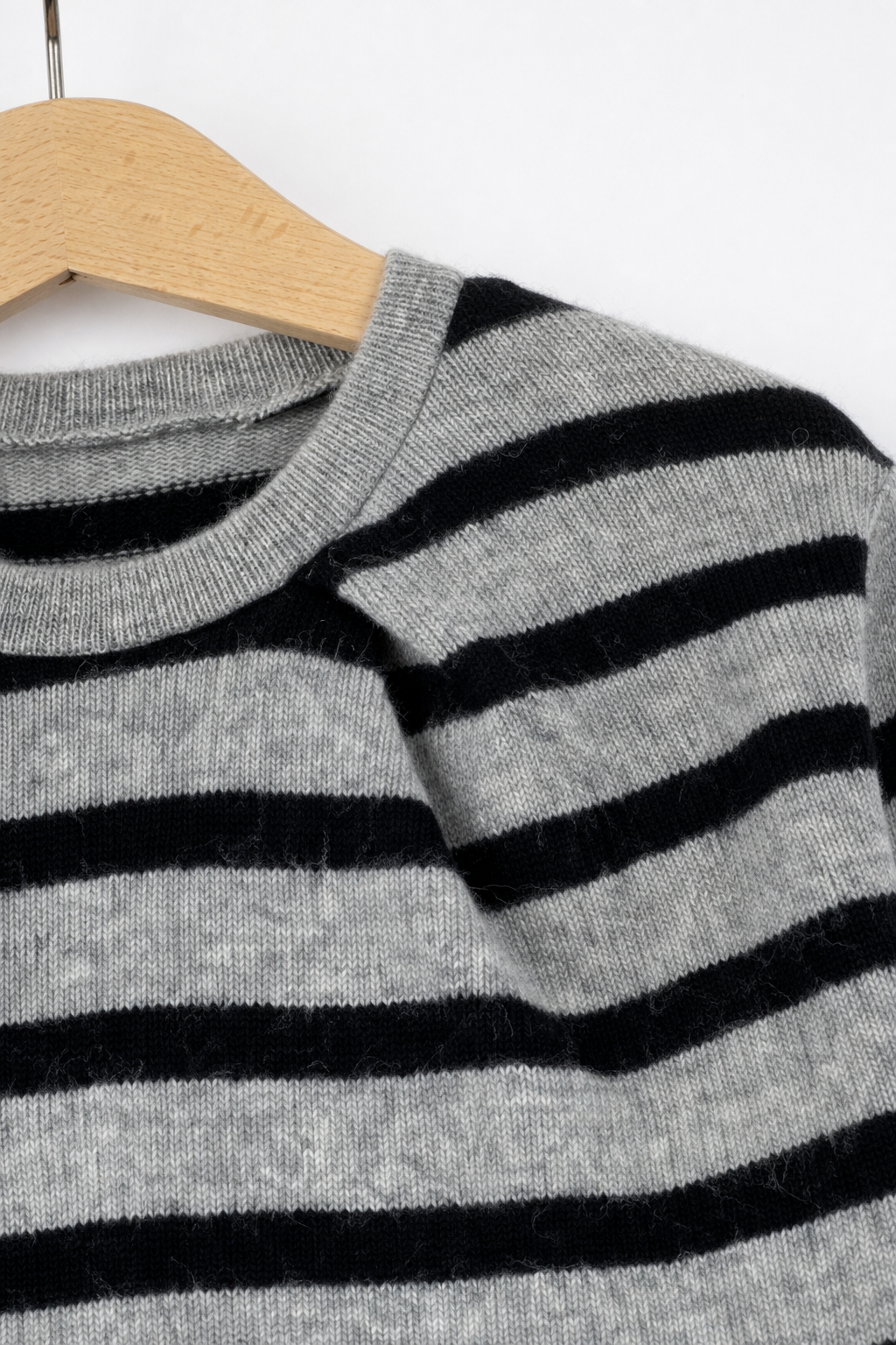 Detailaufnahme des Kaschmirpullovers in Grau, Größe 98/104