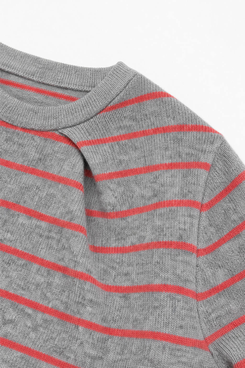 Detailaufnahme des Kaschmirpullovers in Grau, Größe 98/104