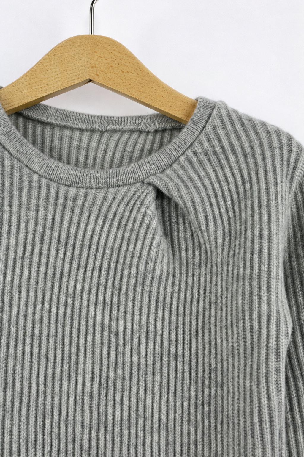 Detailaufnahme des Kaschmirpullovers in Grau, Größe 98/104