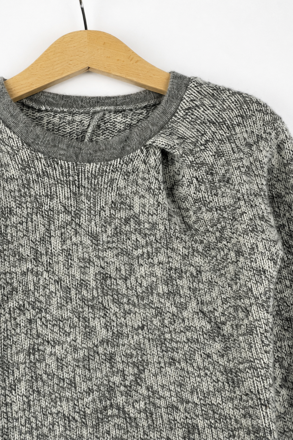 Detailaufnahme des Kaschmirpullovers in Grau, Größe 98/104