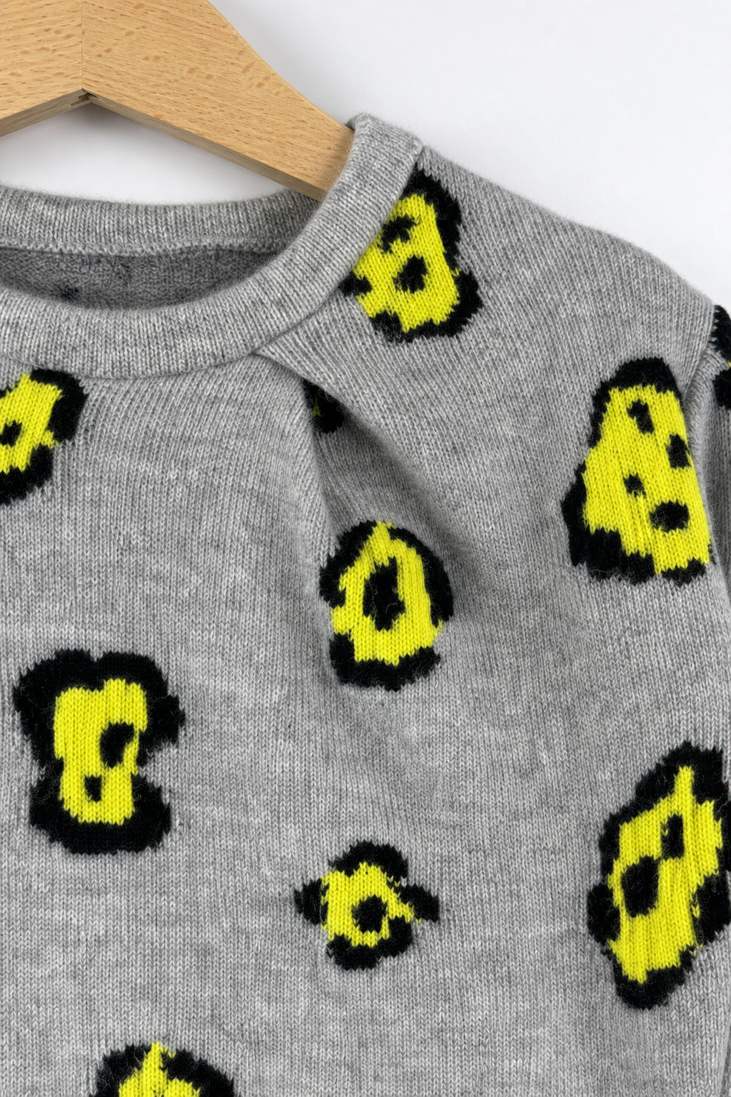 Detailaufnahme des Kaschmirpullovers in Grau, Größe 98/104