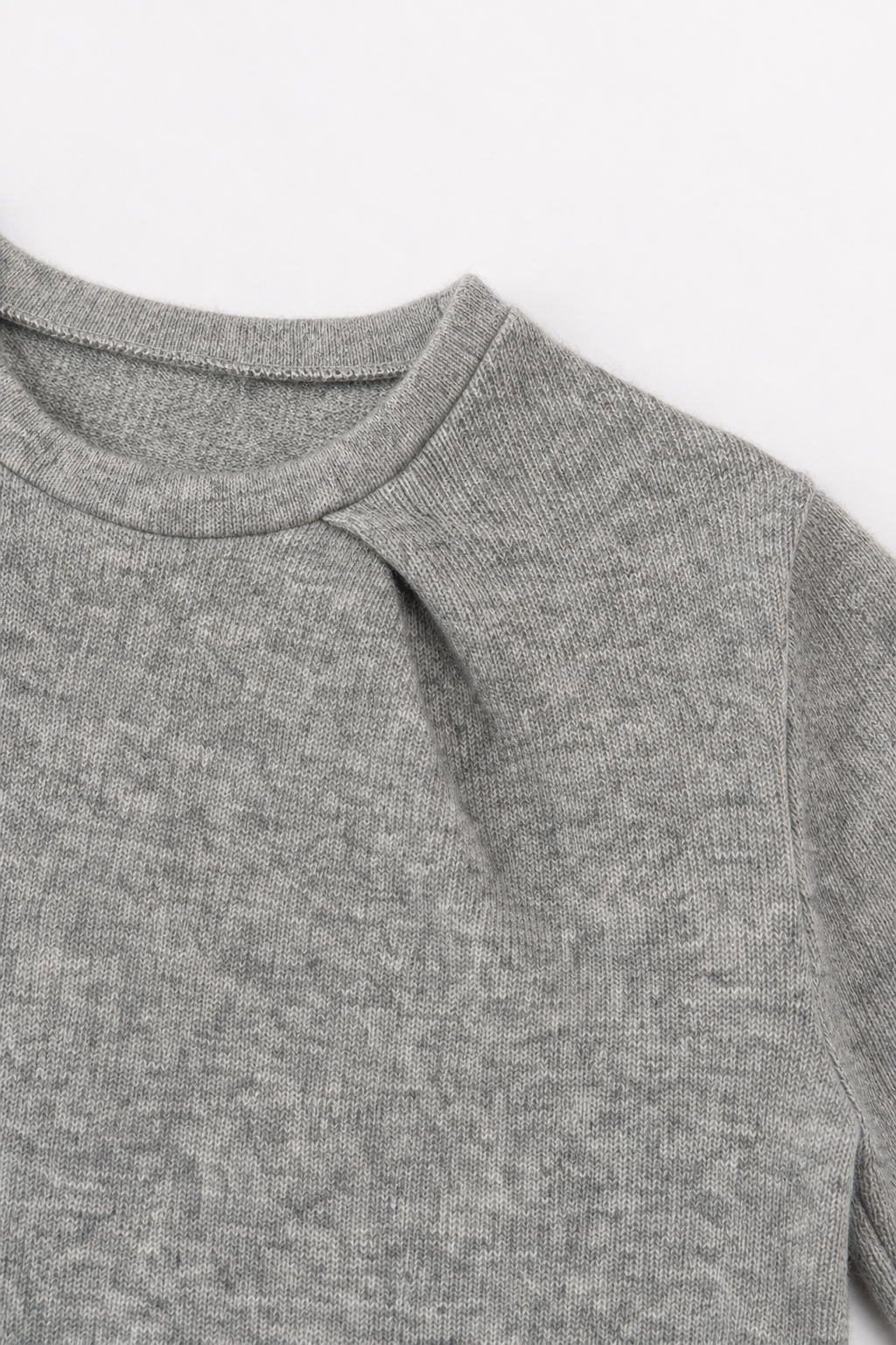 Detailaufnahme des Kaschmirpullovers in Grau, Größe 98/104