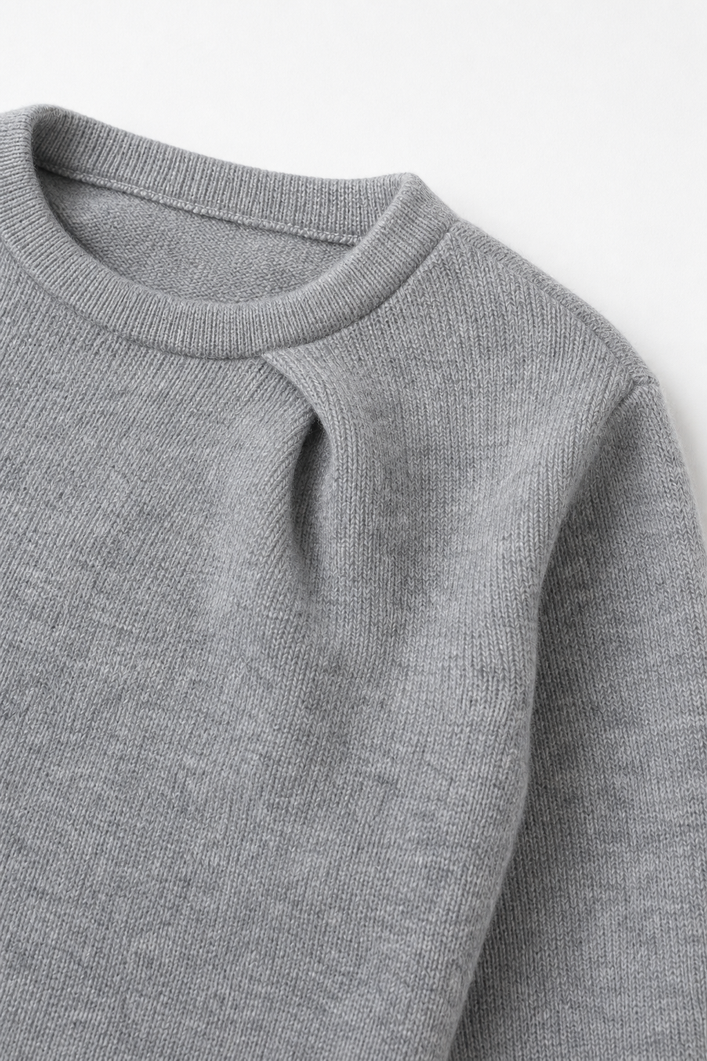 Detailaufnahme des Kaschmirpullovers in Grau, Größe 98/104