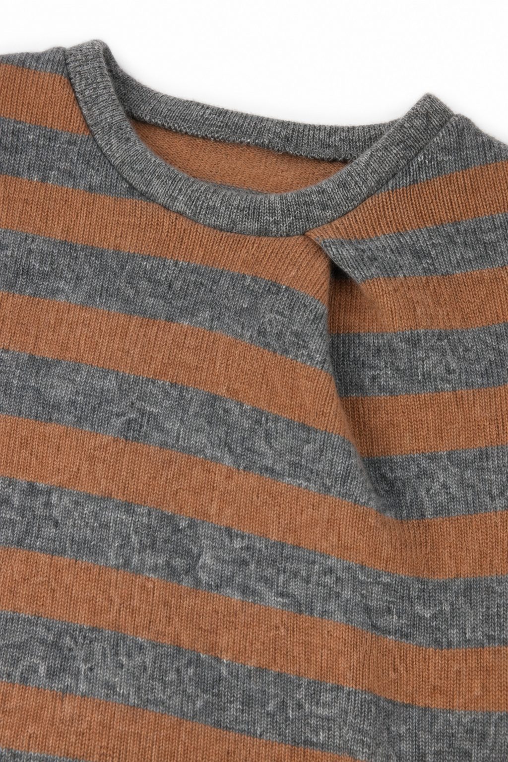 Detailaufnahme des Kaschmirpullovers in Braun, Größe 98/104