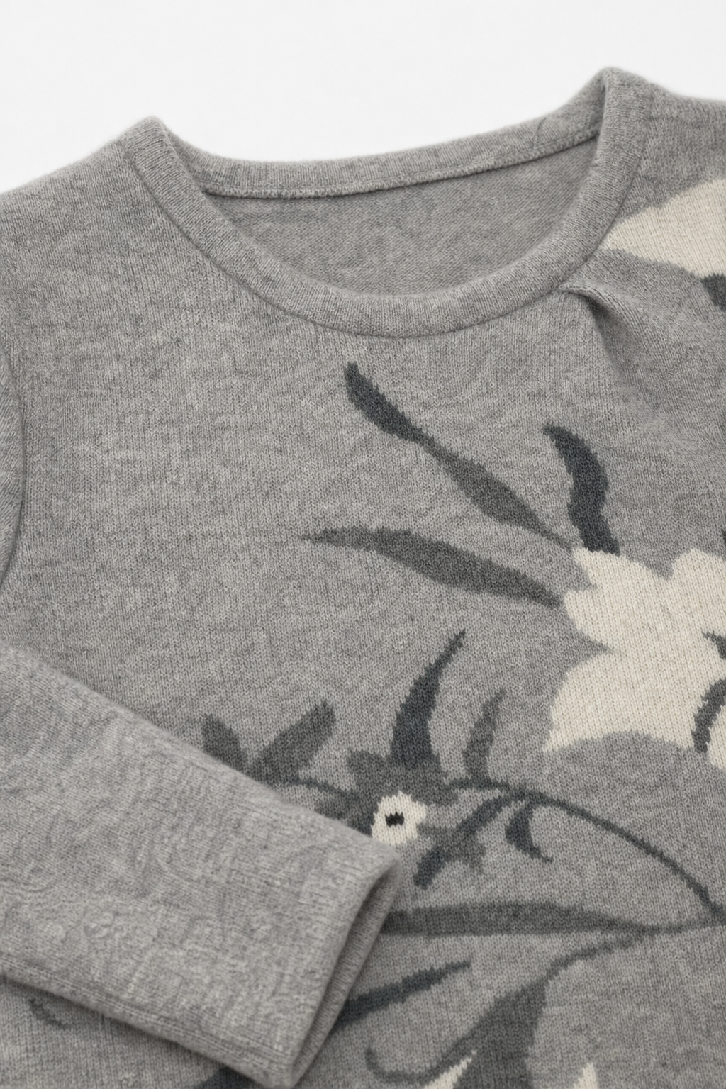 Detailaufnahme des Kaschmirpullovers in Grau, Größe 110/116