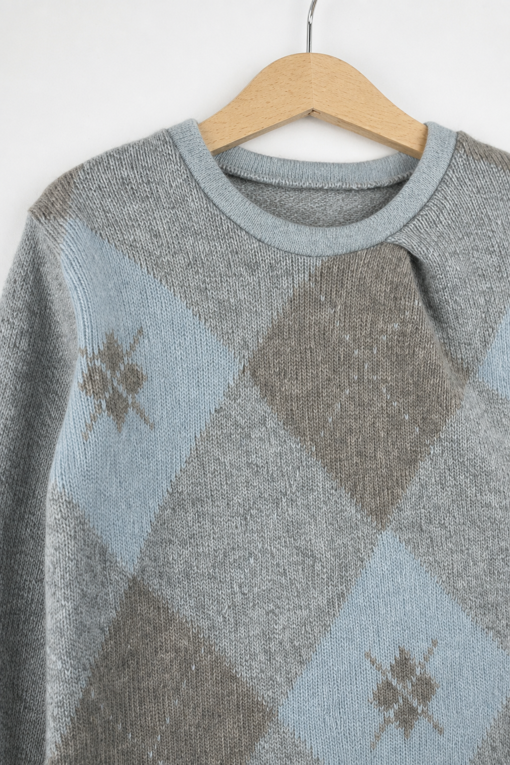 Detailaufnahme des Kaschmirpullovers in Grau, Größe 110/116
