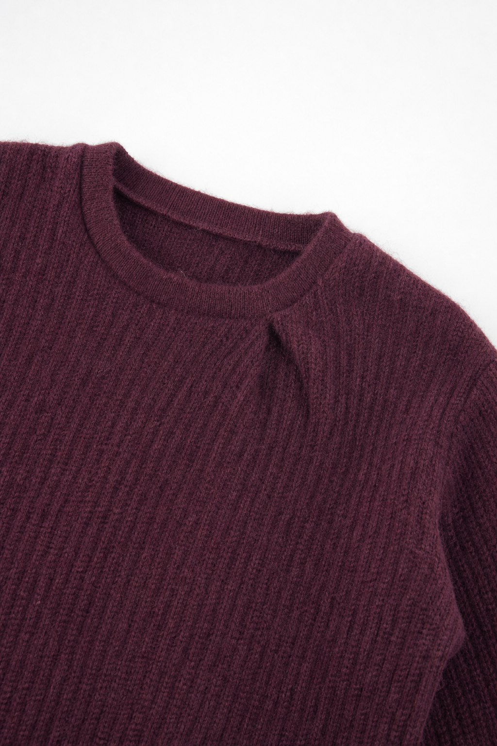 Detailaufnahme des Kaschmirpullovers in Rot, Größe 110/116