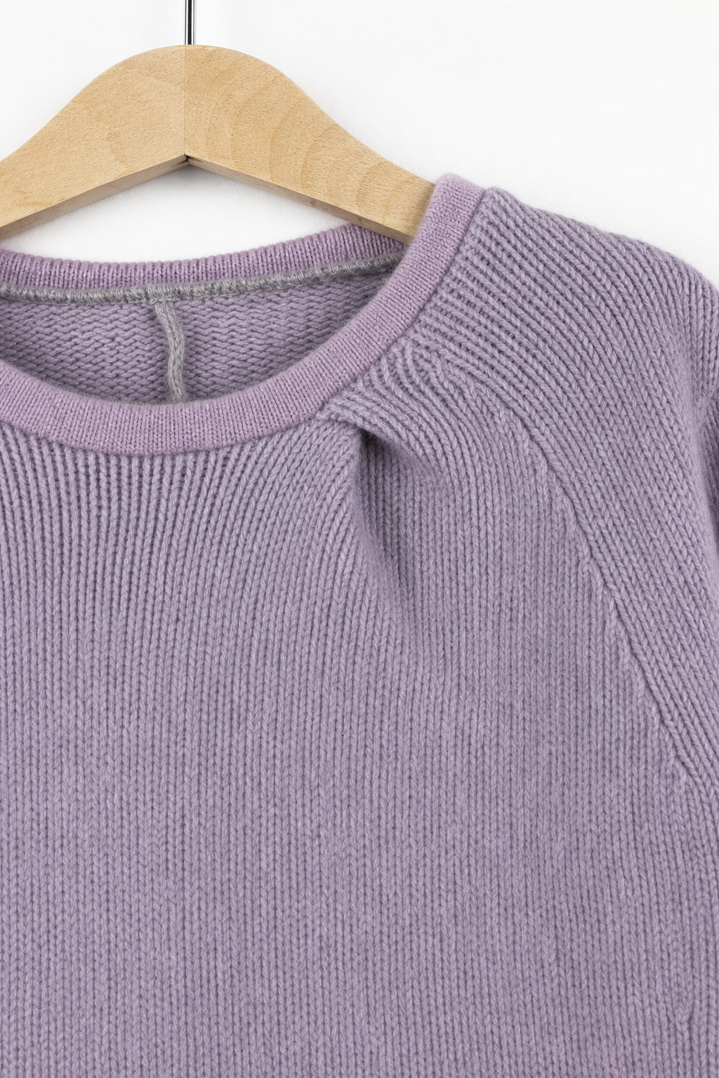 Detailaufnahme des Kaschmirpullovers in Lila, Größe 110/116