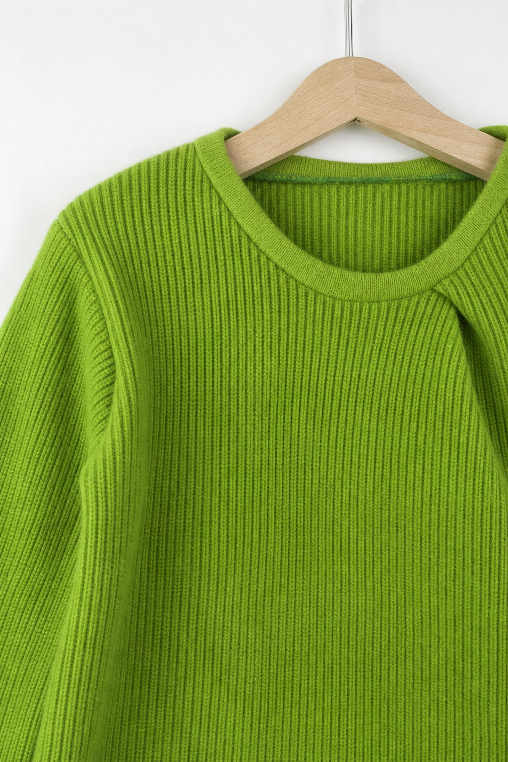 Detailaufnahme des Kaschmirpullovers in Grün, Größe 110/116