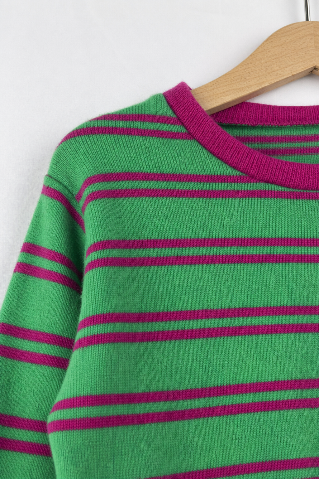 Detailaufnahme des Kaschmirpullovers in Grün, Größe 110/116