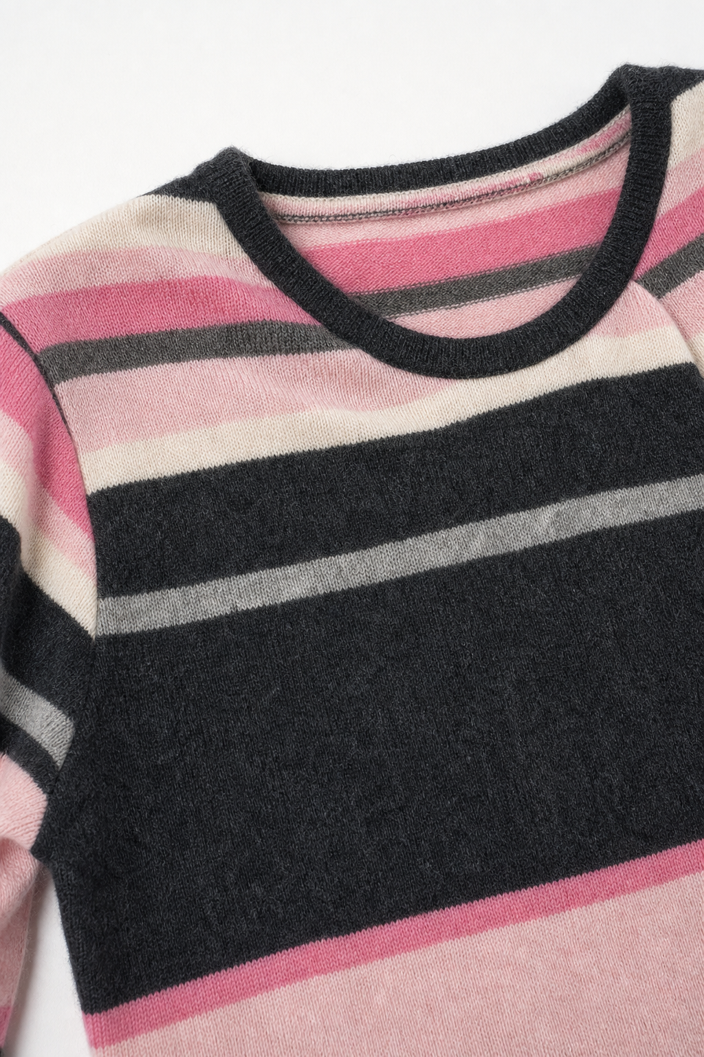 Detailaufnahme des Kaschmirpullovers in Rosa, Größe 110/116