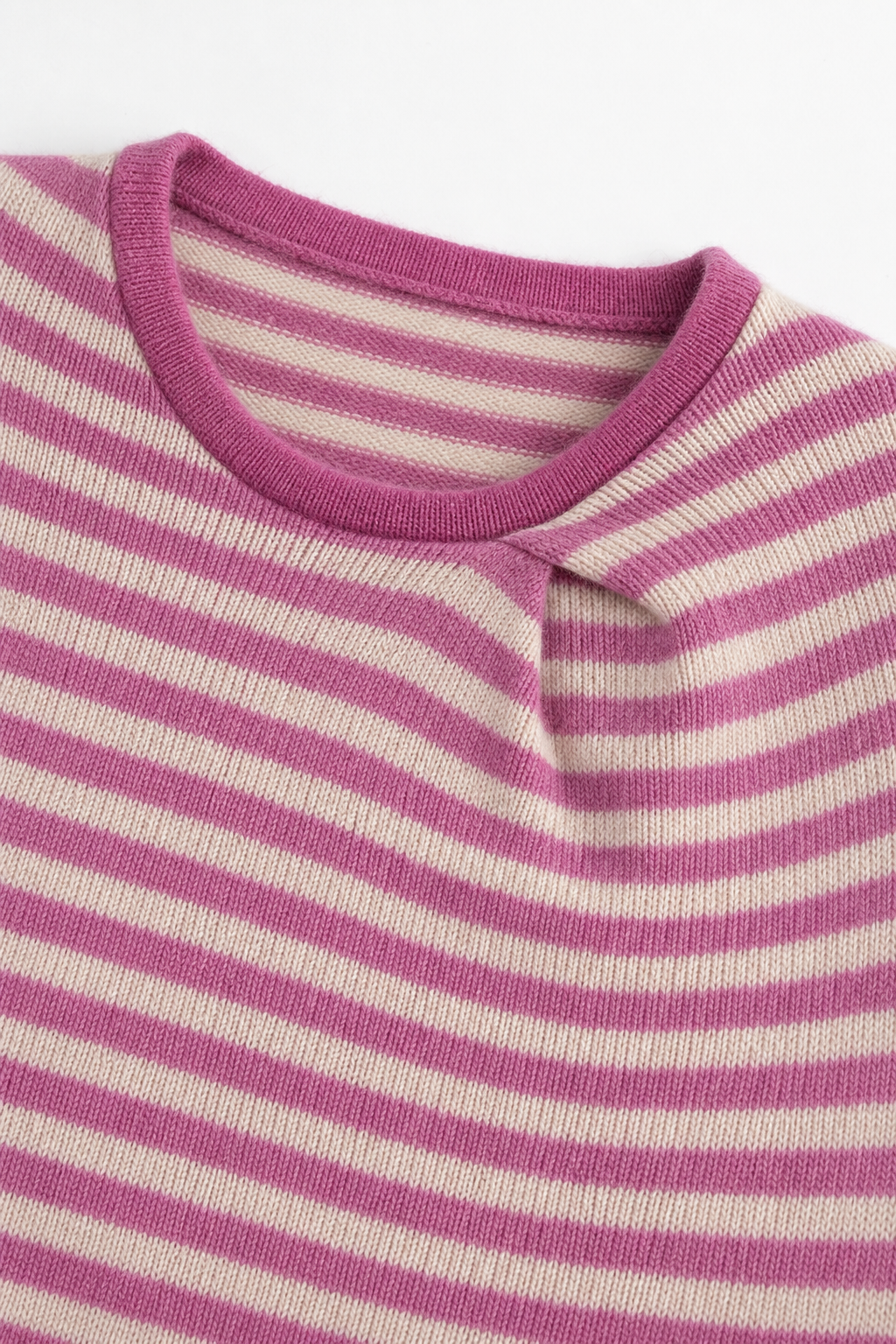 Detailaufnahme des Kaschmirpullovers in Rosa, Größe 110/116