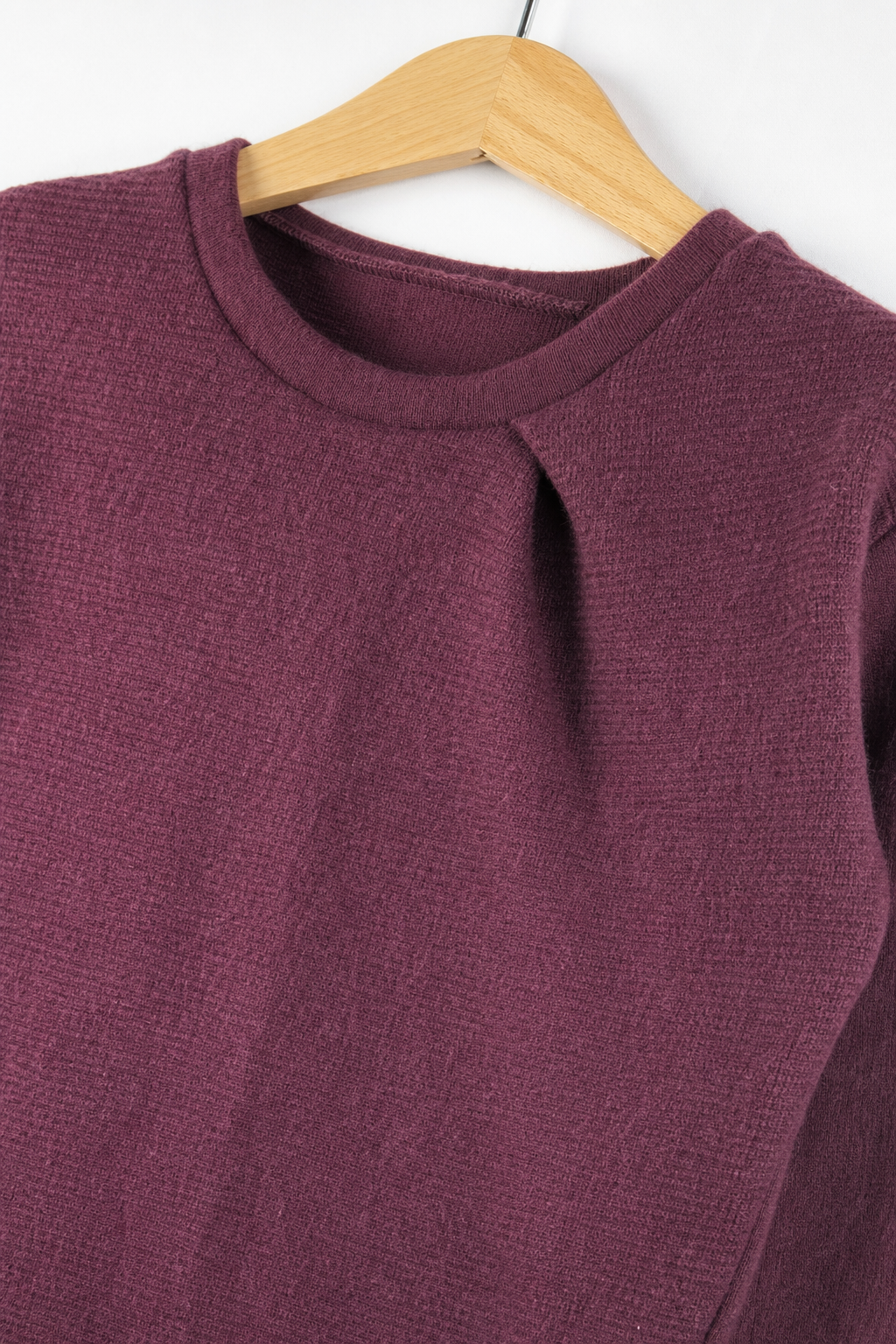 Detailaufnahme des Kaschmirpullovers in Rot, Größe 110/116