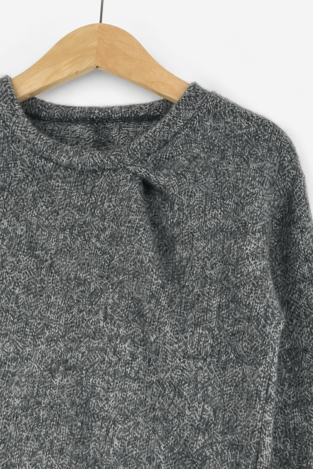 Detailaufnahme des Kaschmirpullovers in Braun, Größe 110/116