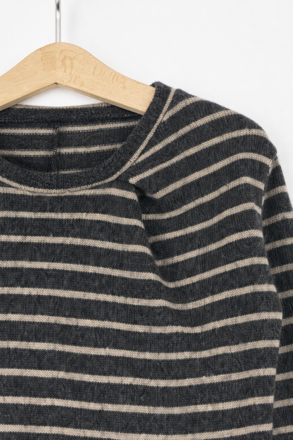 Detailaufnahme des Kaschmirpullovers in Braun, Größe 110/116