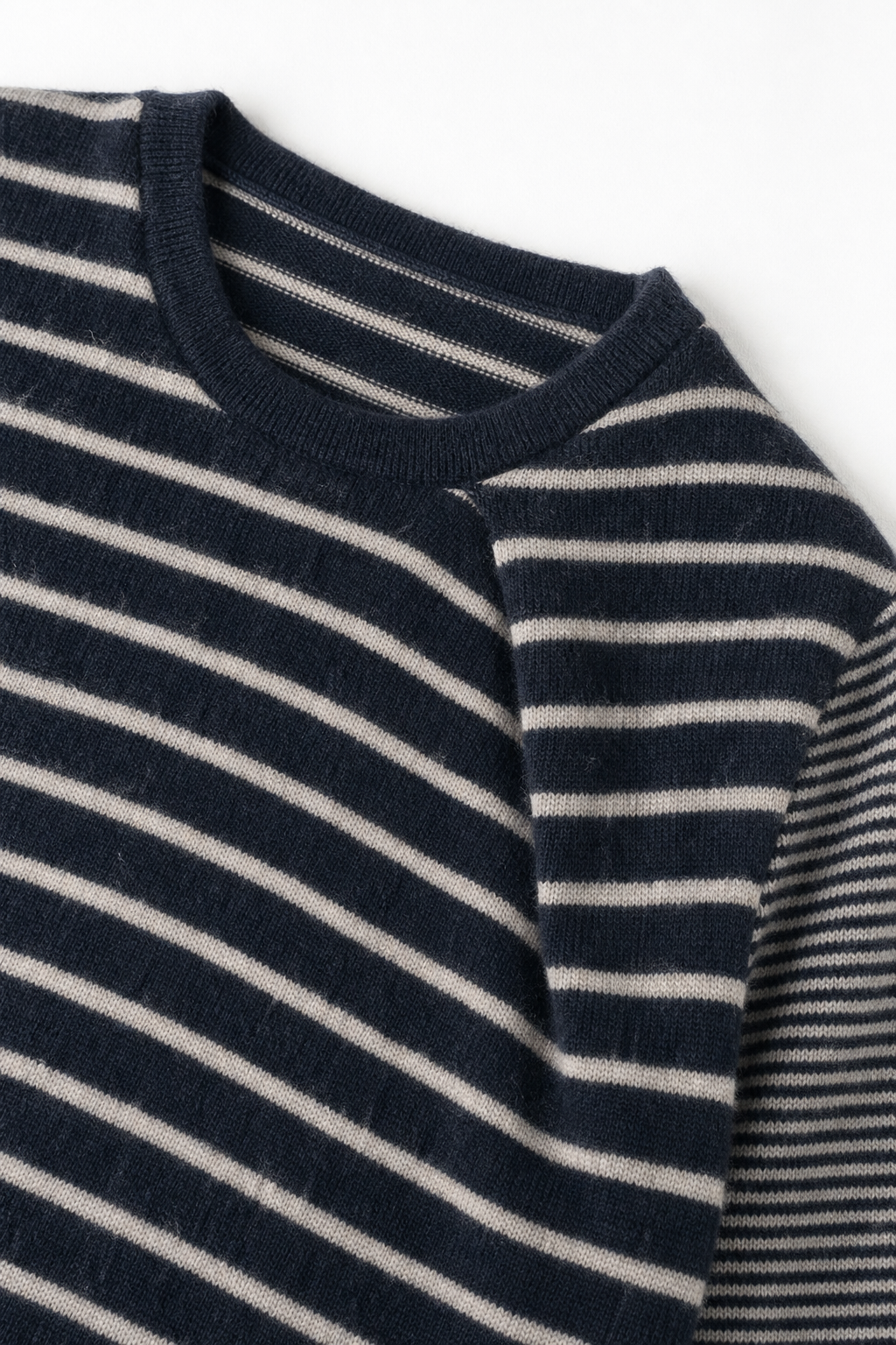Detailaufnahme des Kaschmirpullovers in Braun, Größe 110/116
