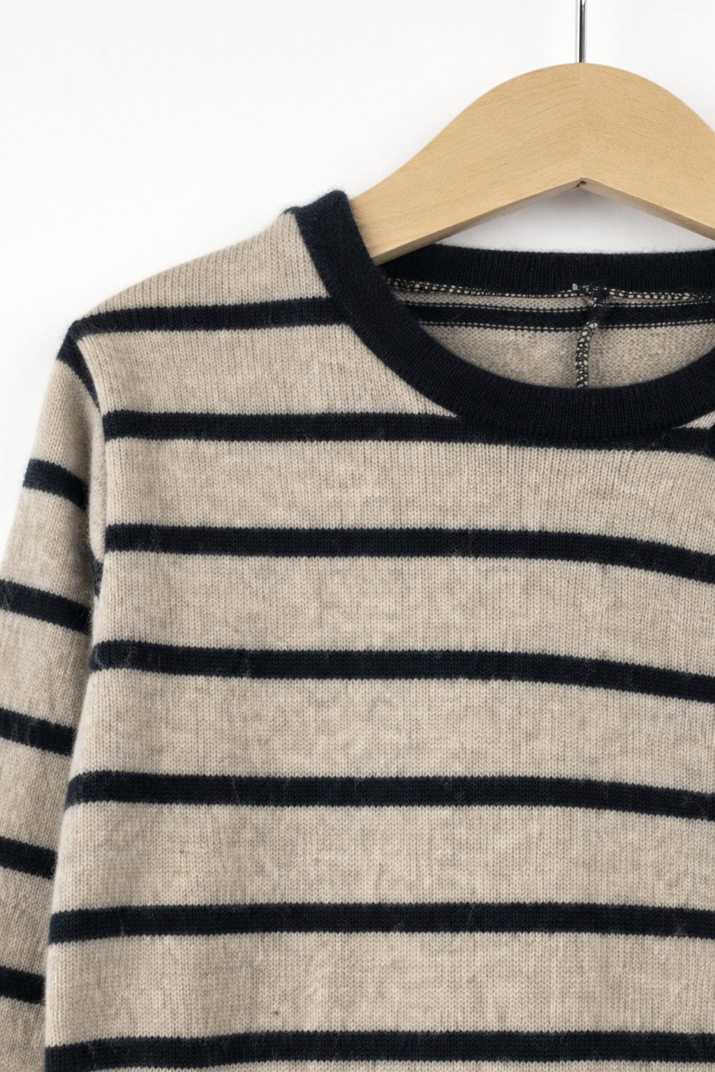 Detailaufnahme des Kaschmirpullovers in Braun, Größe 110/116