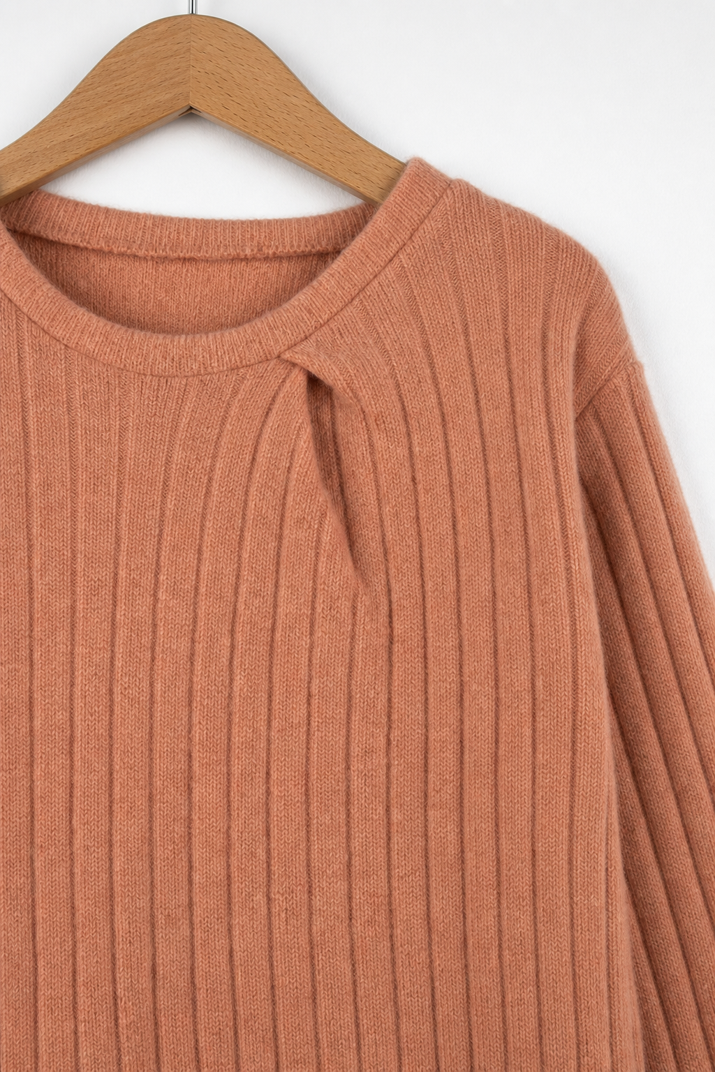 Detailaufnahme des Kaschmirpullovers in Rosa, Größe 110/116