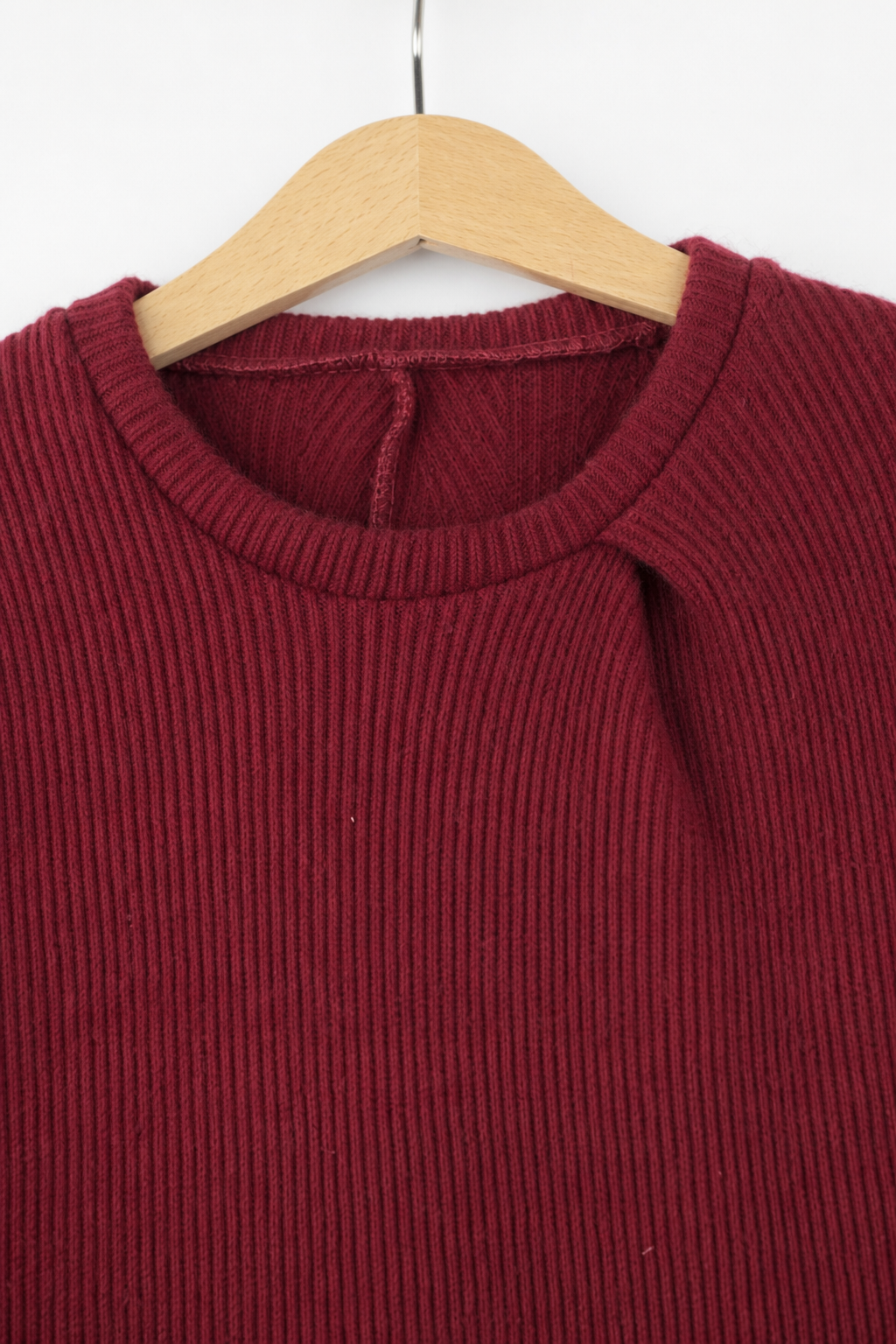 Detailaufnahme des Kaschmirpullovers in Rot, Größe 110/116