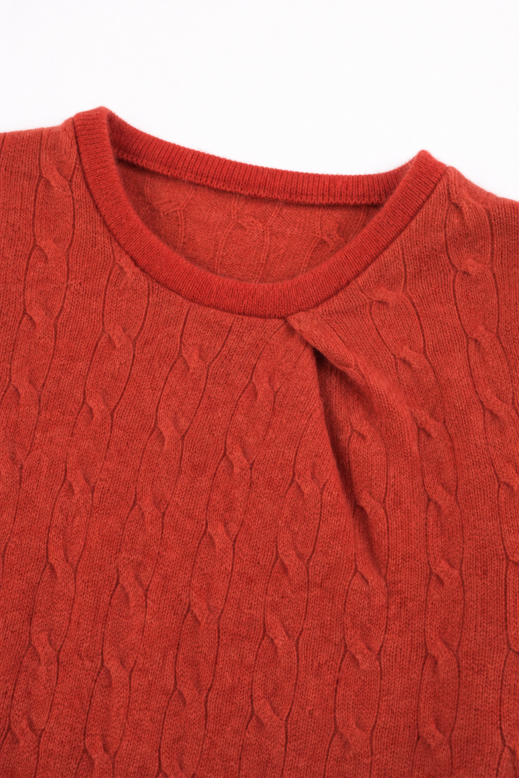 Detailaufnahme des Kaschmirpullovers in Rot, Größe 110/116