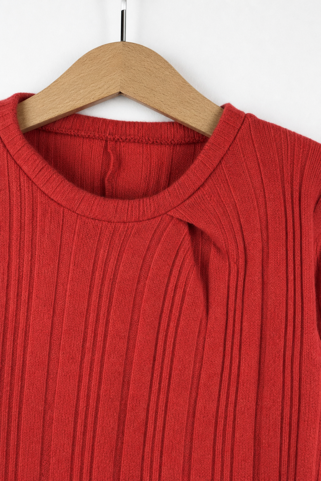 Detailaufnahme des Kaschmirpullovers in Rot, Größe 110/116