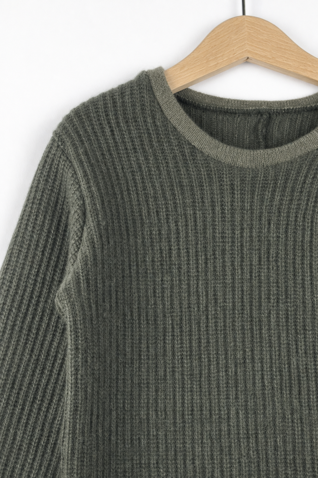 Detailaufnahme des Kaschmirpullovers in Grün, Größe 122/128