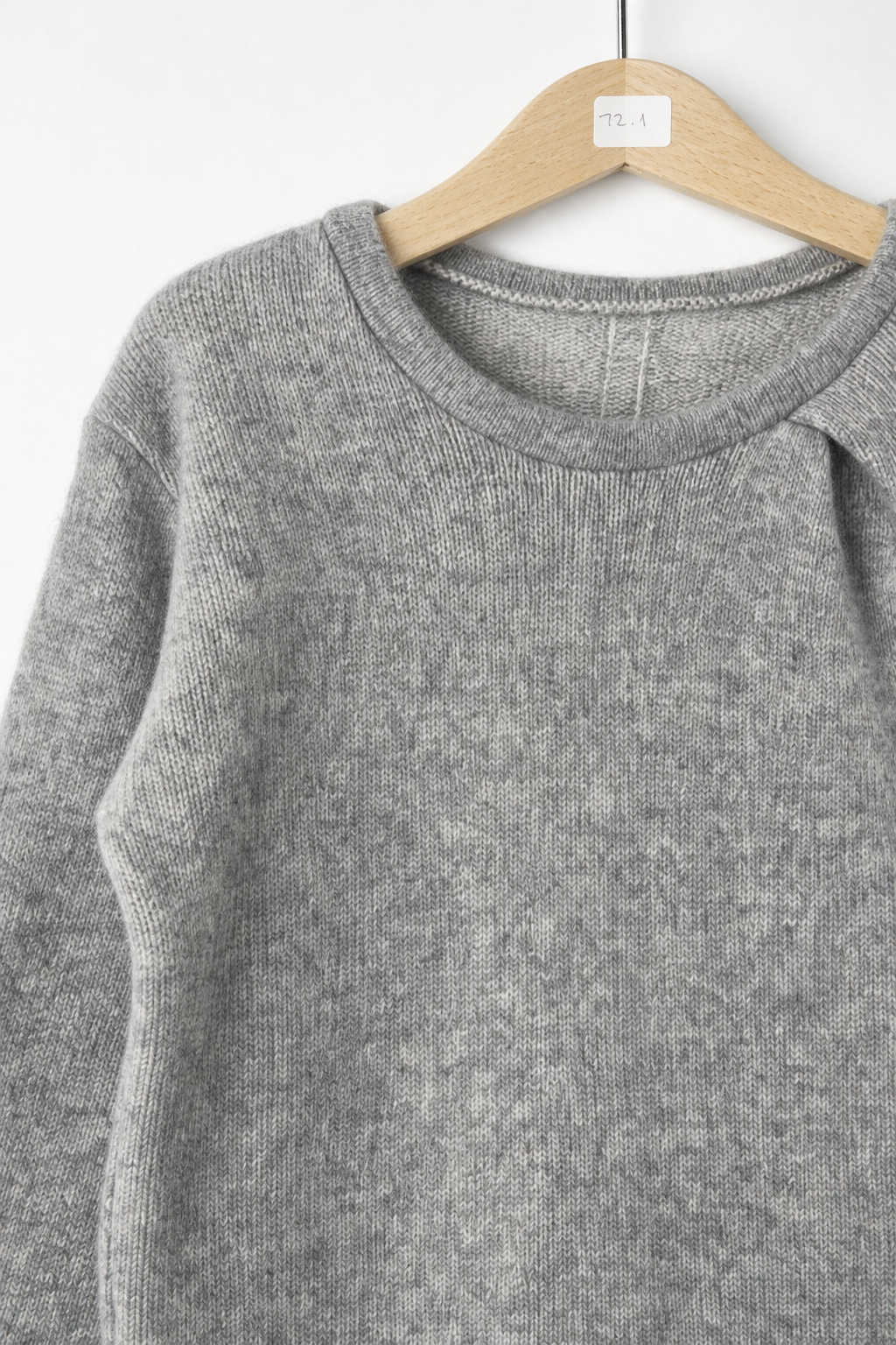 Detailaufnahme des Kaschmirpullovers in Grau, Größe 122/128