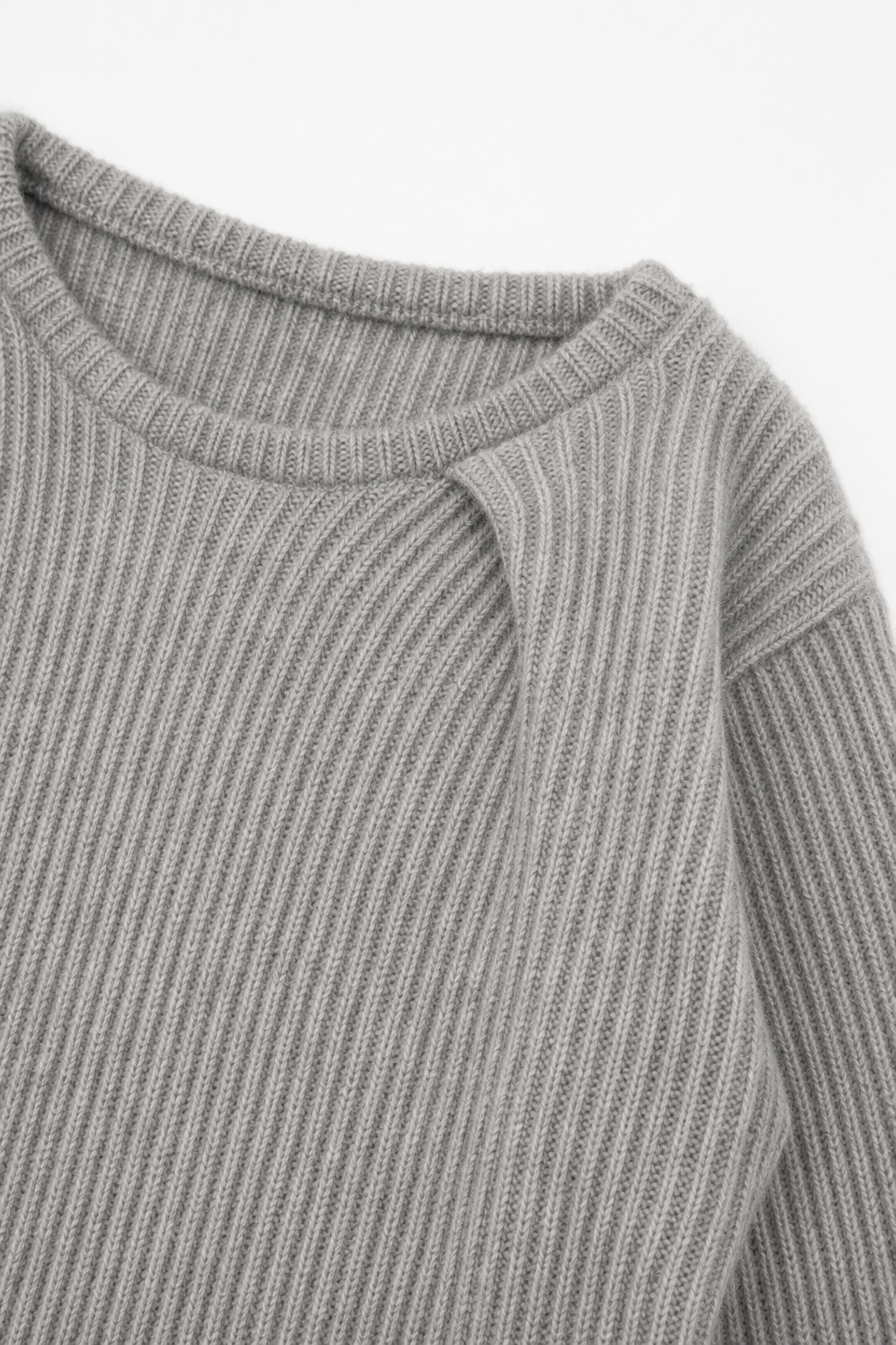 Detailaufnahme des Kaschmirpullovers in Grau, Größe 122/128