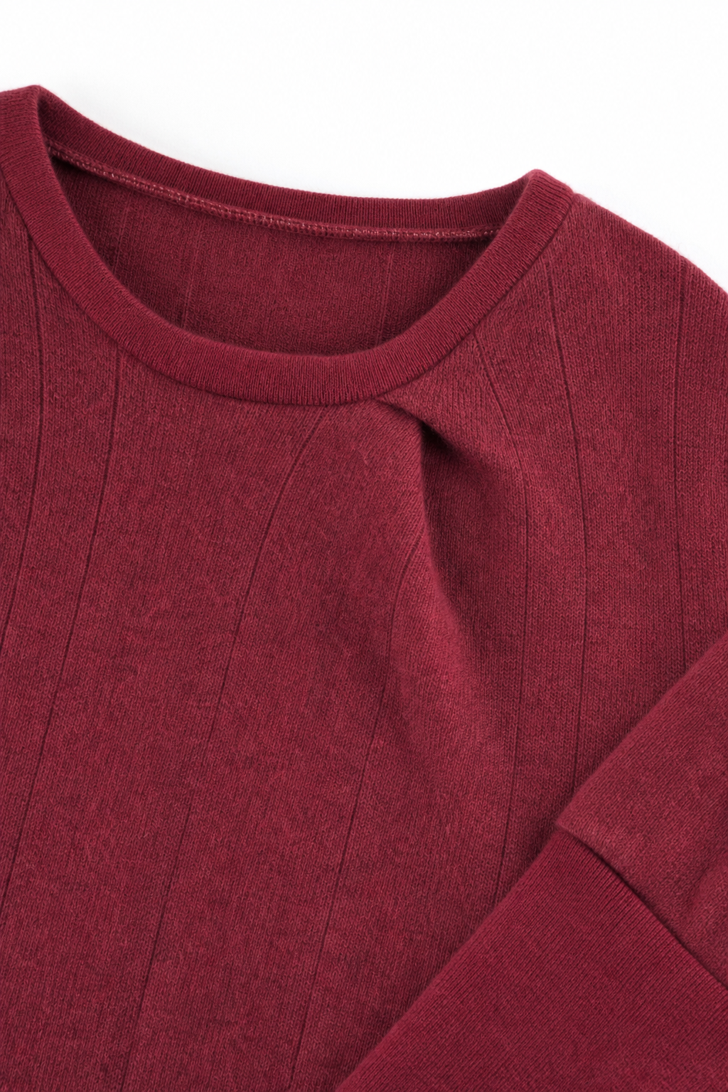 Detailaufnahme des Kaschmirpullovers in Rot, Größe 134/140