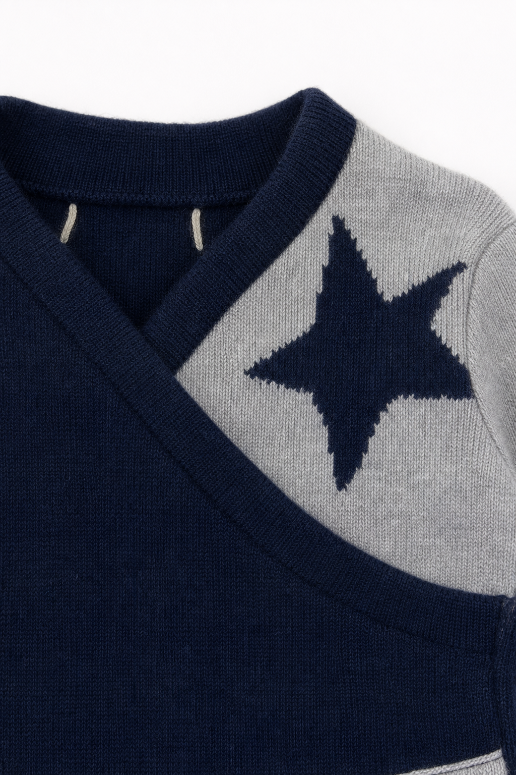Detailaufnahme des Kaschmir Baby Longsleeves in Blau, Größe 50/56