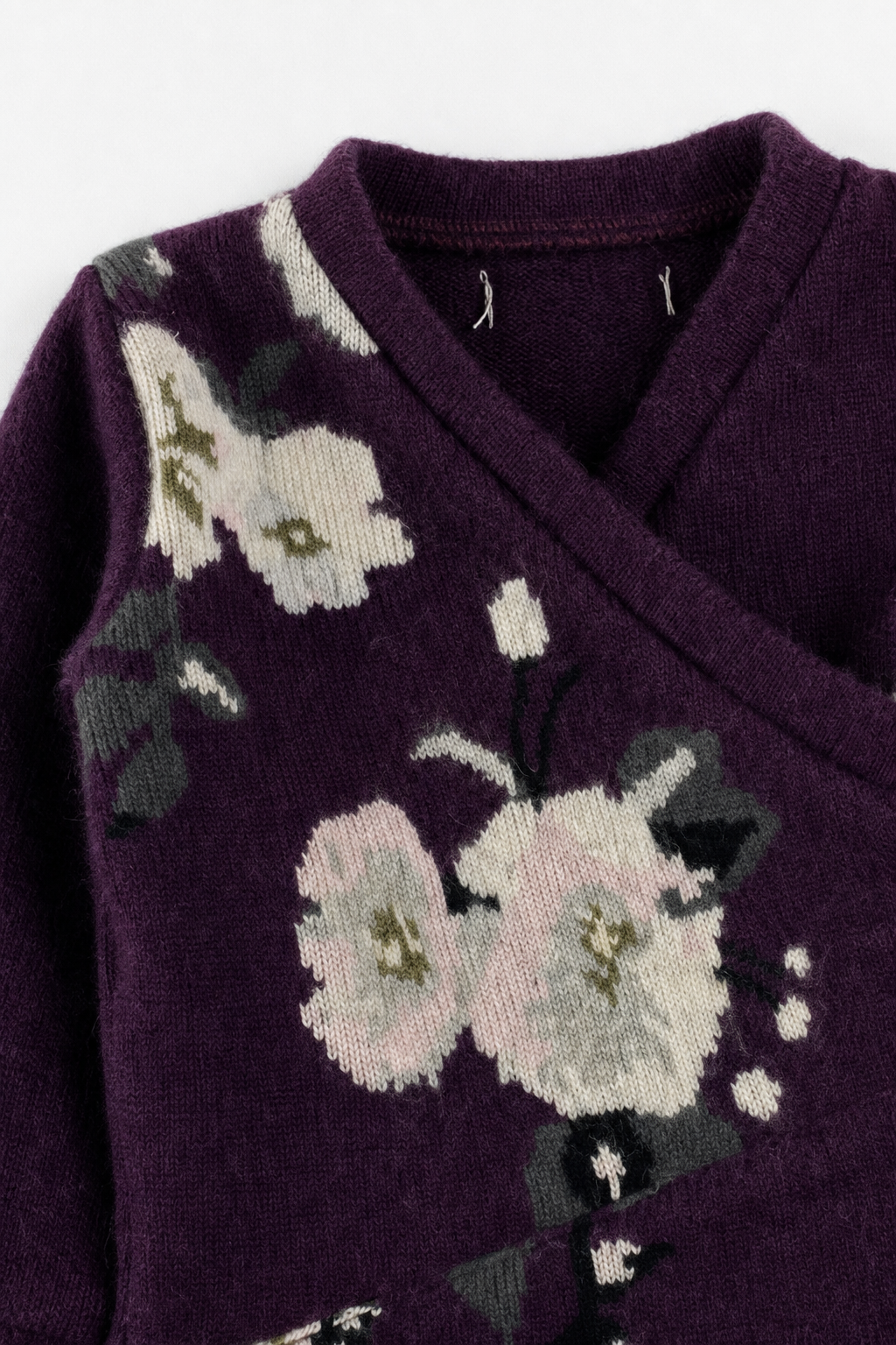 Detailaufnahme des Kaschmir Baby Longsleeves in Lila, Größe 50/56