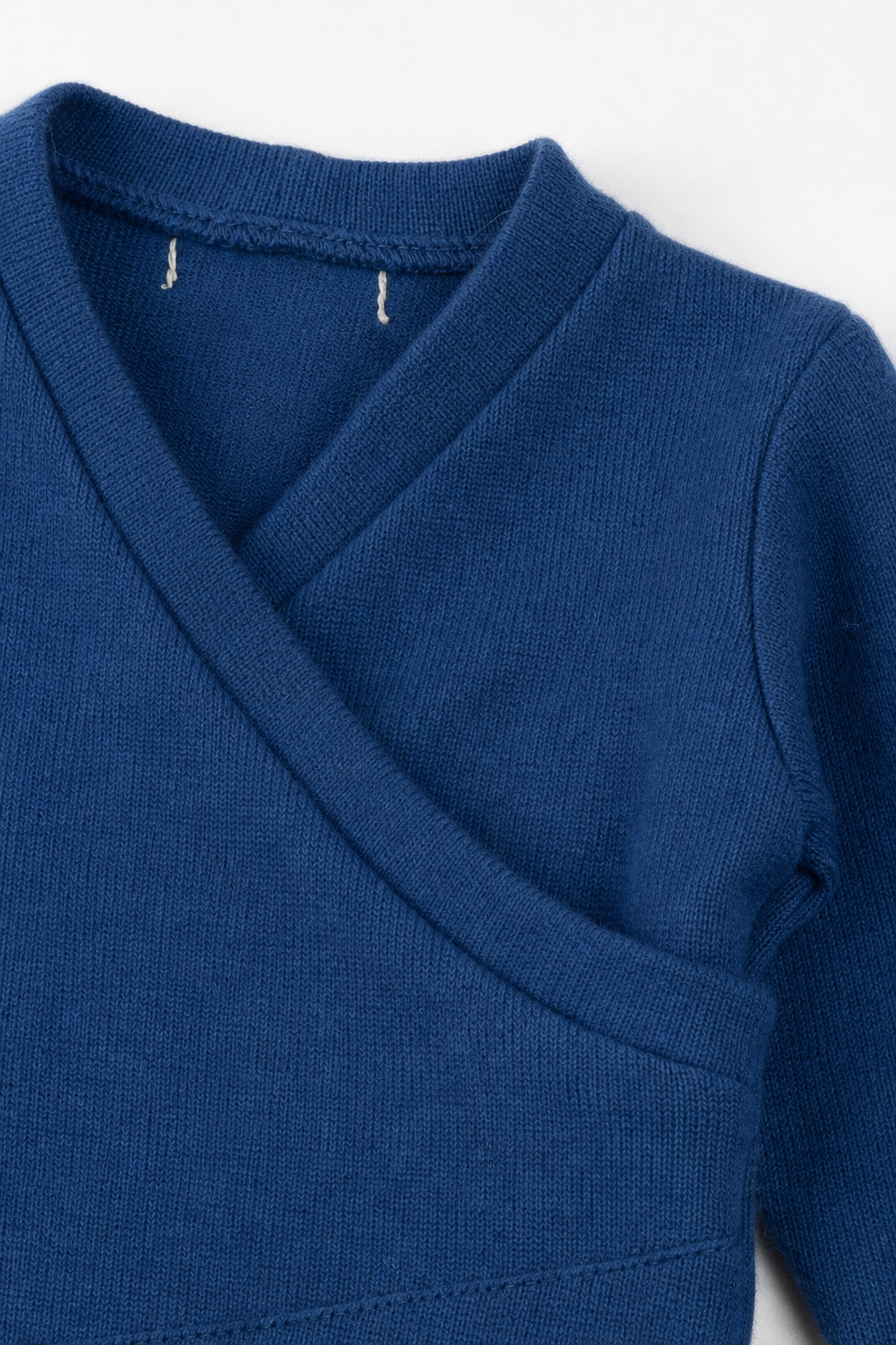 Detailaufnahme des Kaschmir Baby Longsleeves in Blau, Größe 50/56