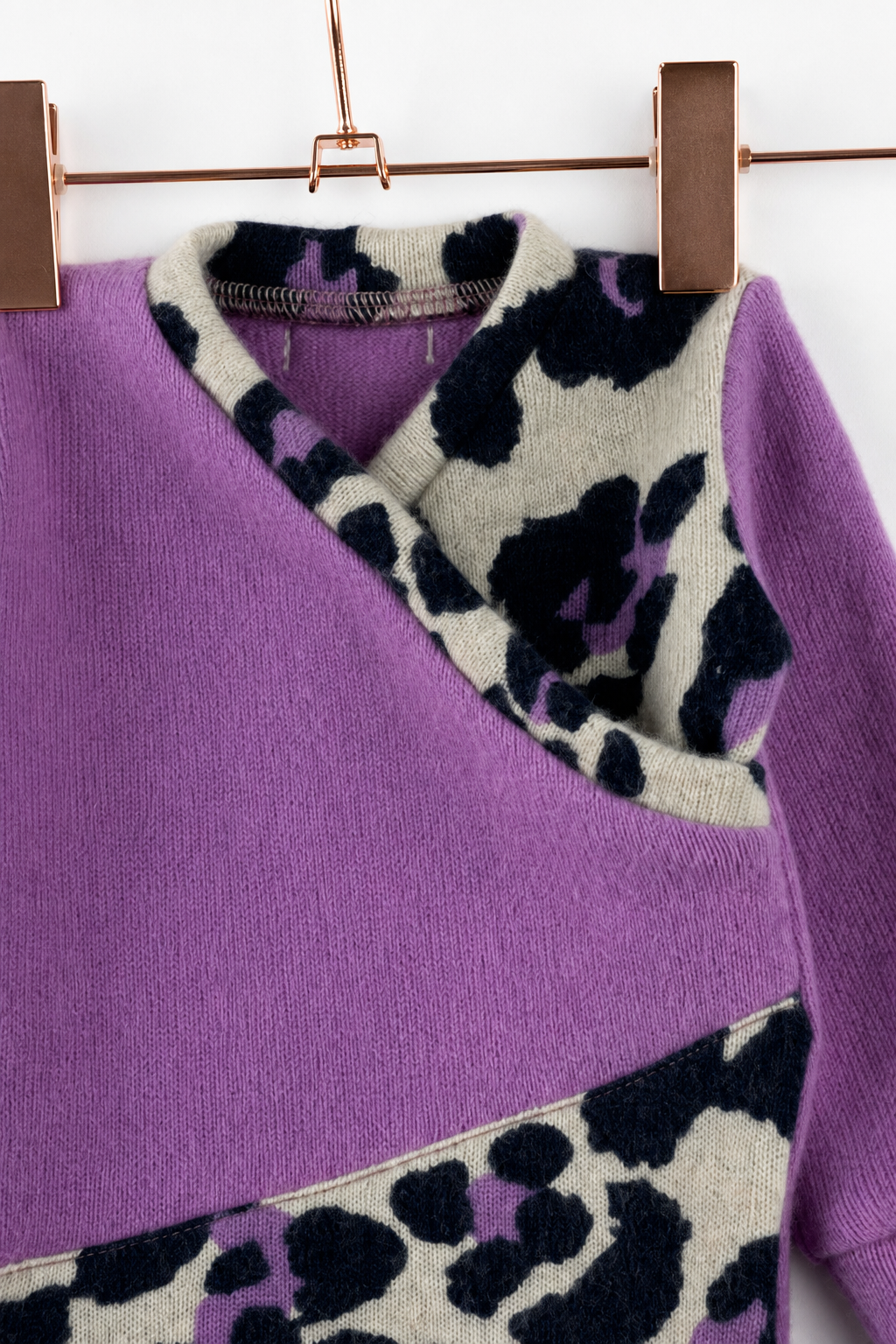 Detailaufnahme des Kaschmir Baby Longsleeves in Lila, Größe 62/68