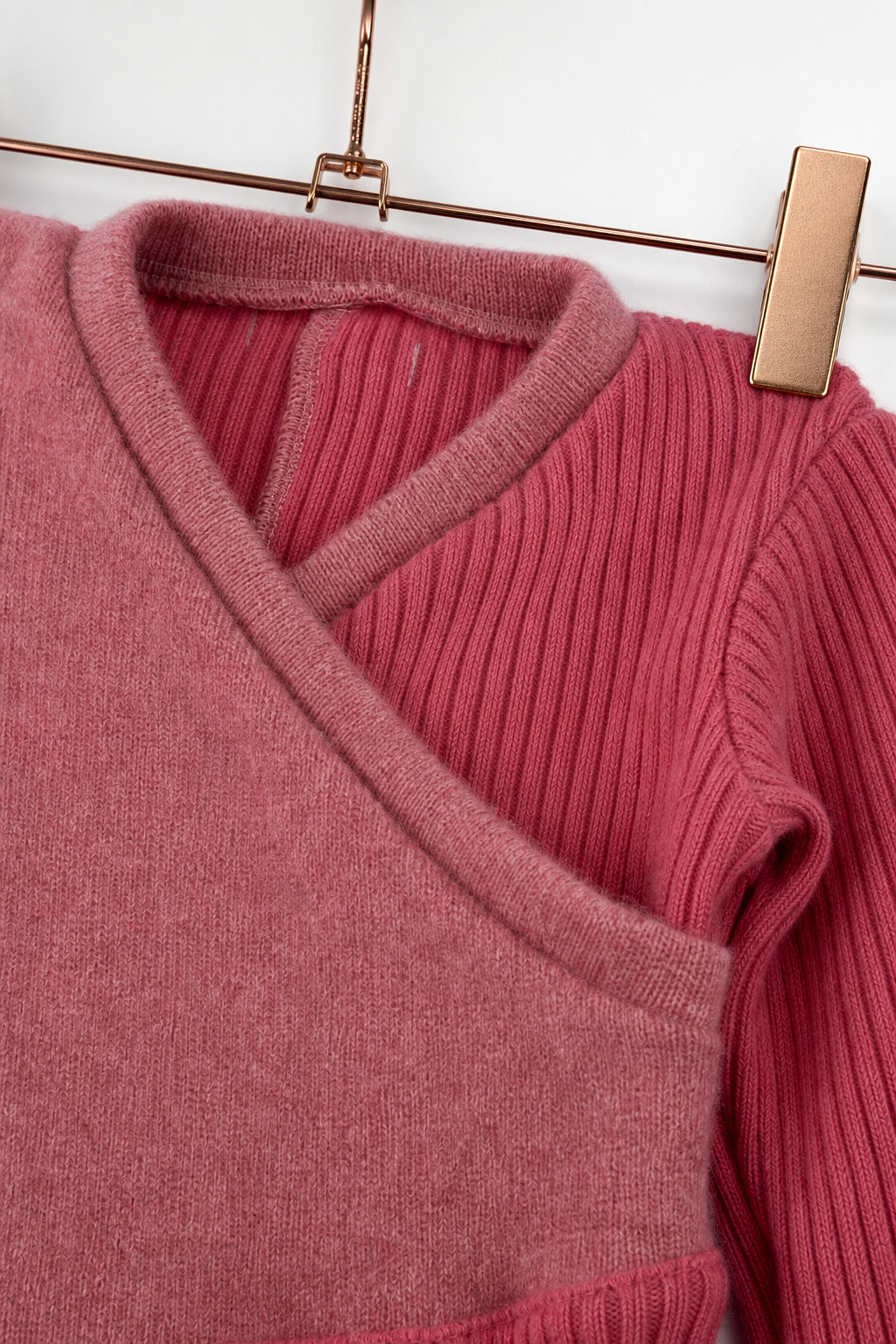Detailaufnahme des Kaschmir Baby Longsleeves in Rosa, Größe 62/68