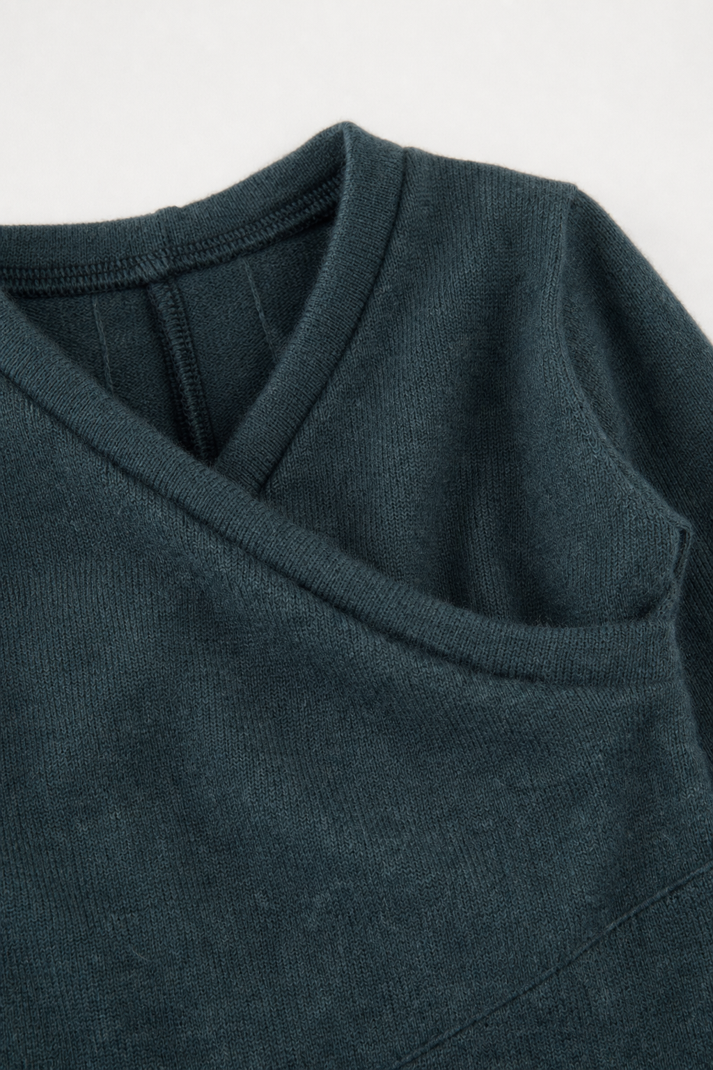 Detailaufnahme des Kaschmir Baby Longsleeves in Blau, Größe 62/68
