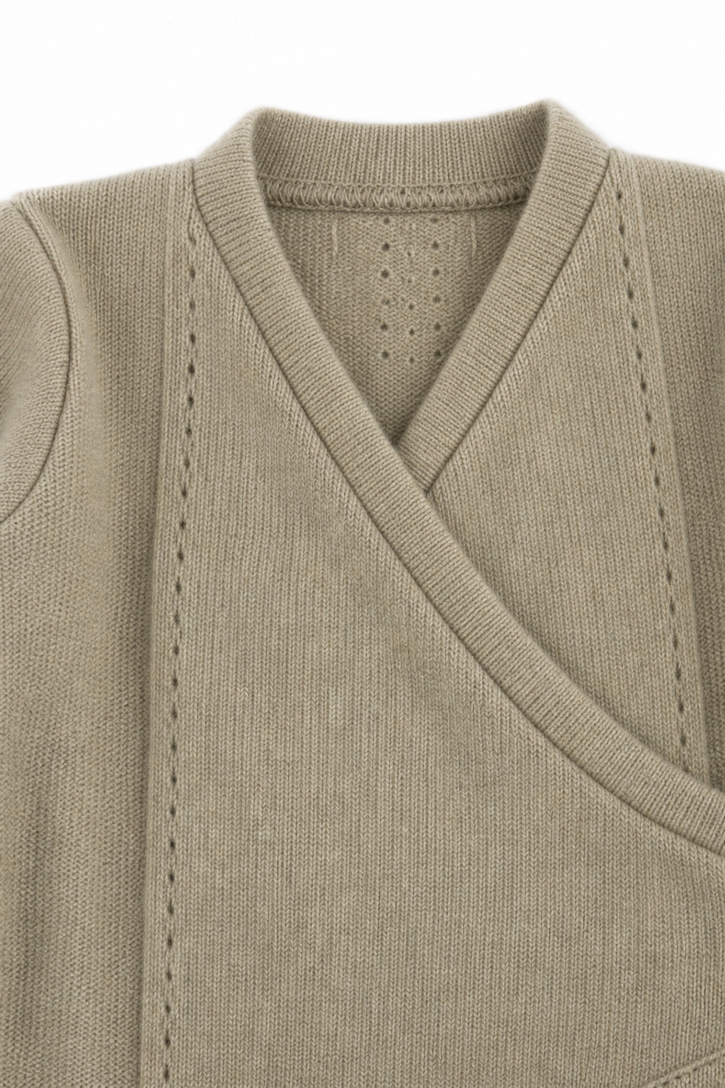 Detailaufnahme des Kaschmir Baby Longsleeves in Braun, Größe 62/68