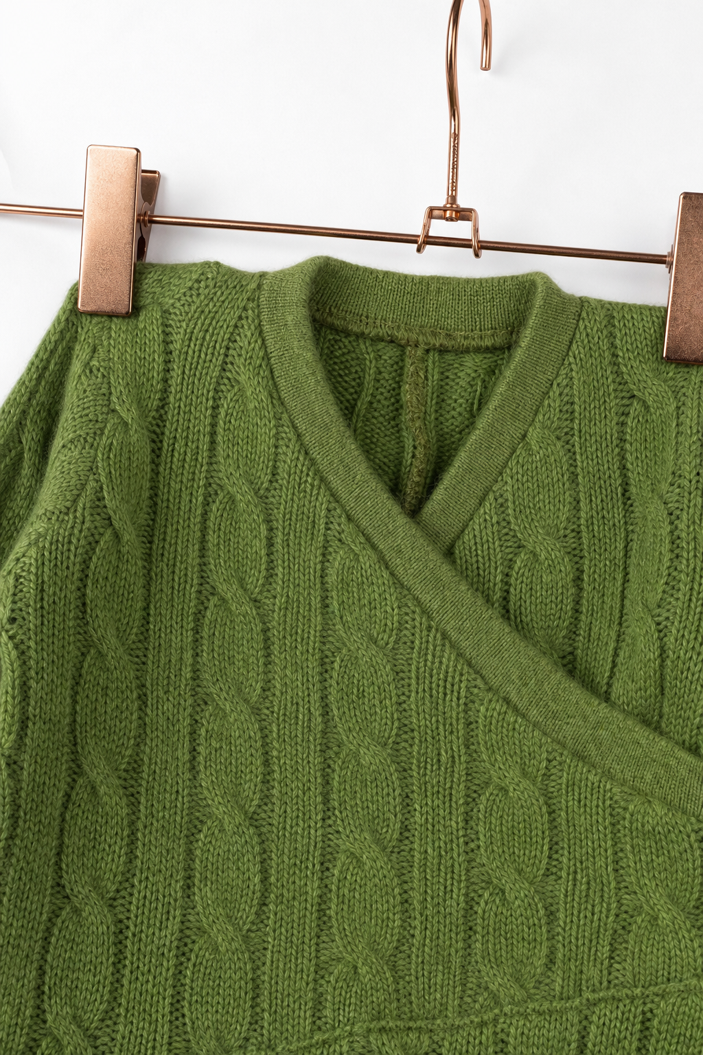 Detailaufnahme des Kaschmir Baby Longsleeves in Grün, Größe 62/68