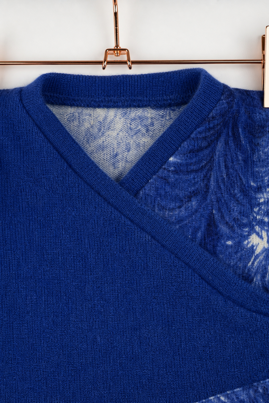 Detailaufnahme des Kaschmir Baby Longsleeves in Blau, Größe 62/68