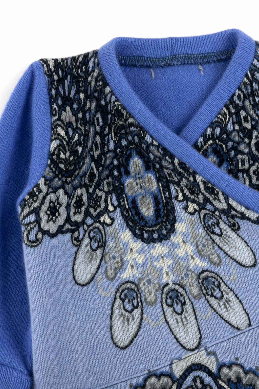 Detailaufnahme des Kaschmir Baby Longsleeves in Blau, Größe 62/68
