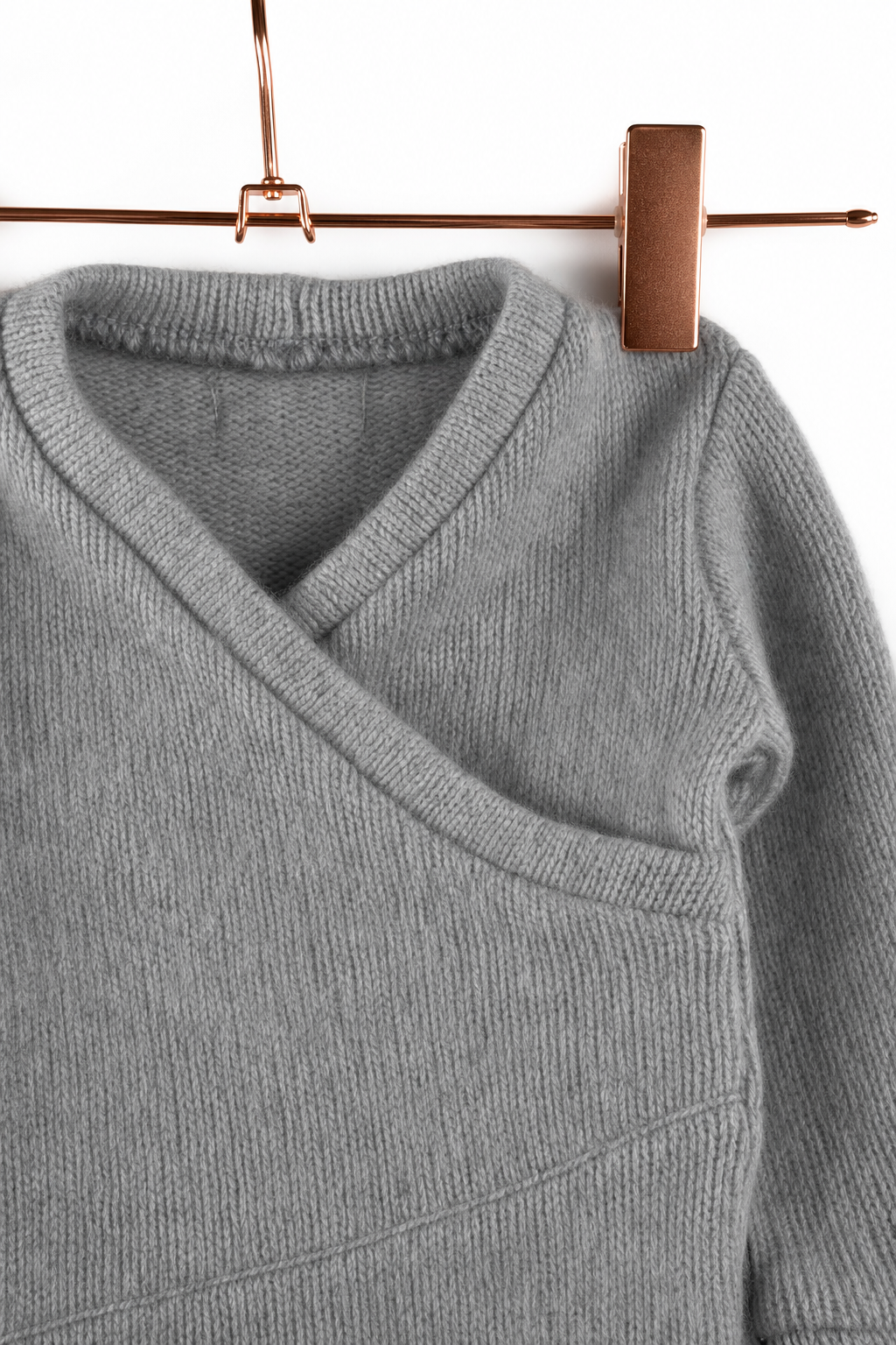 Detailaufnahme des Kaschmir Baby Longsleeves in Blau, Größe 62/68