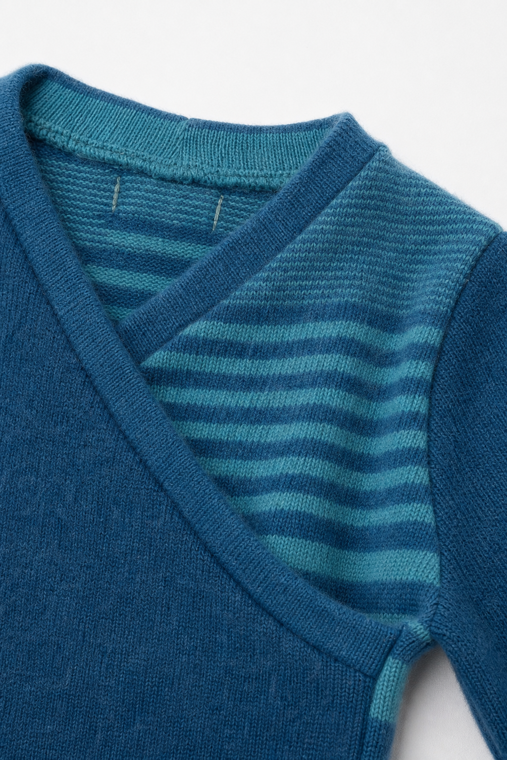 Detailaufnahme des Kaschmir Baby Longsleeves in Blau, Größe 62/68