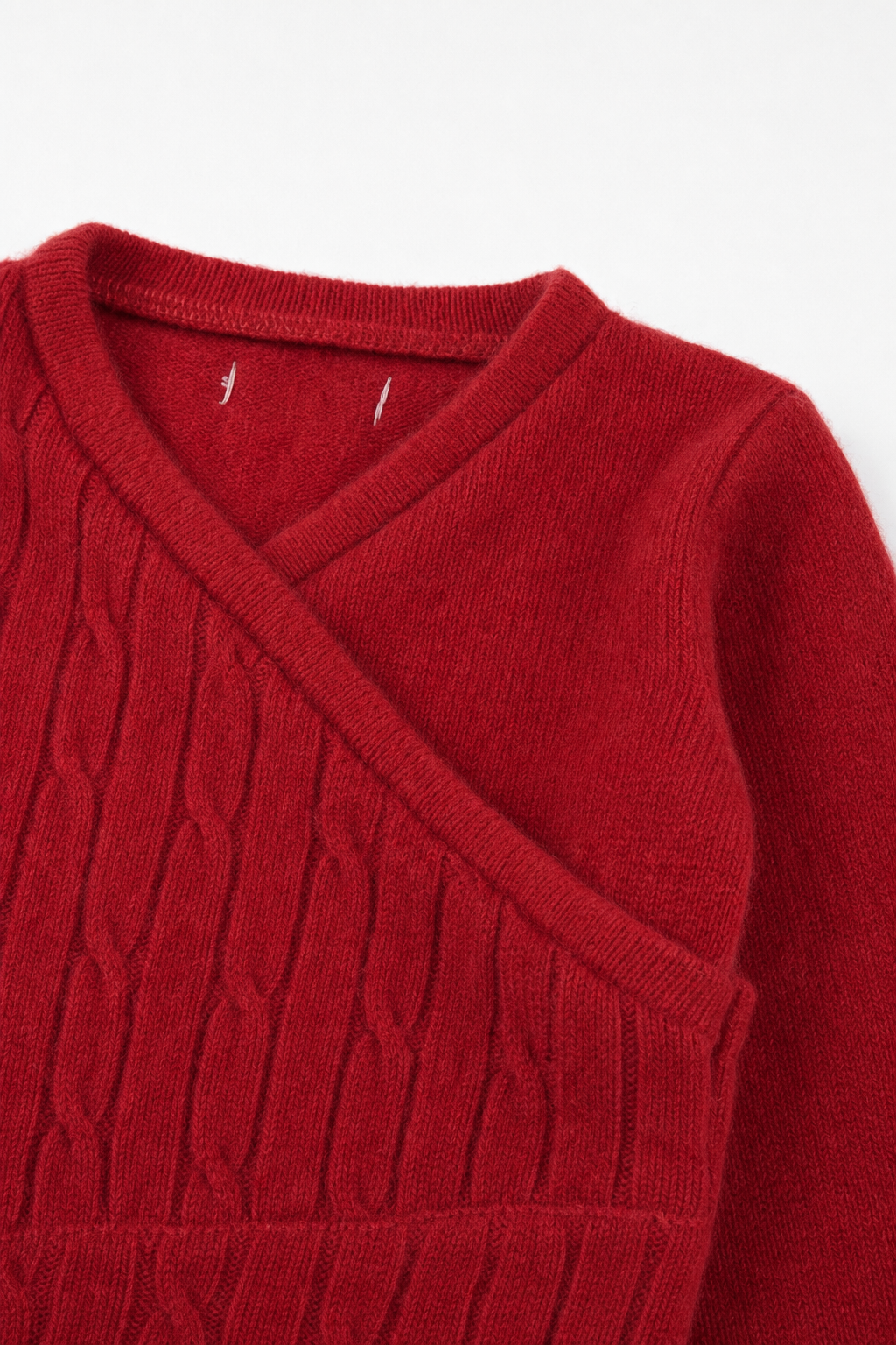 Detailaufnahme des Kaschmir Baby Longsleeves in Rot, Größe 62/68