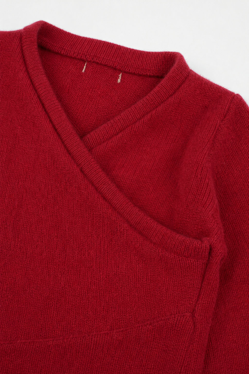 Detailaufnahme des Kaschmir Baby Longsleeves in Rot, Größe 62/68
