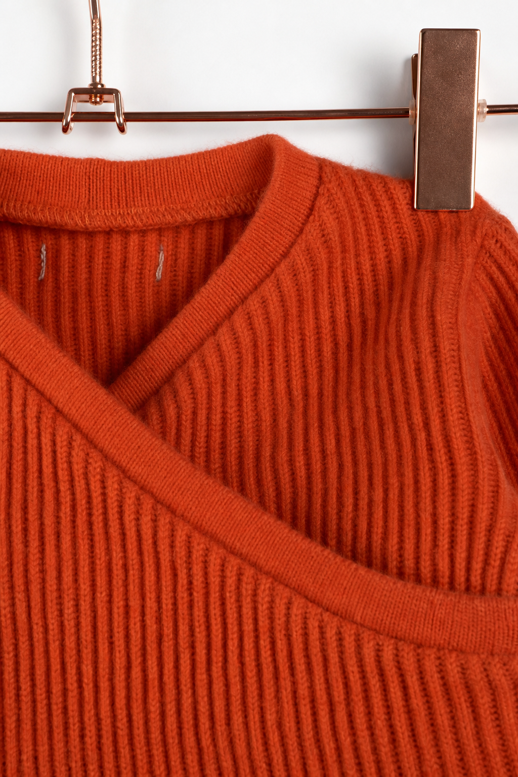 Detailaufnahme des Kaschmir Baby Longsleeves in Rot, Größe 62/68