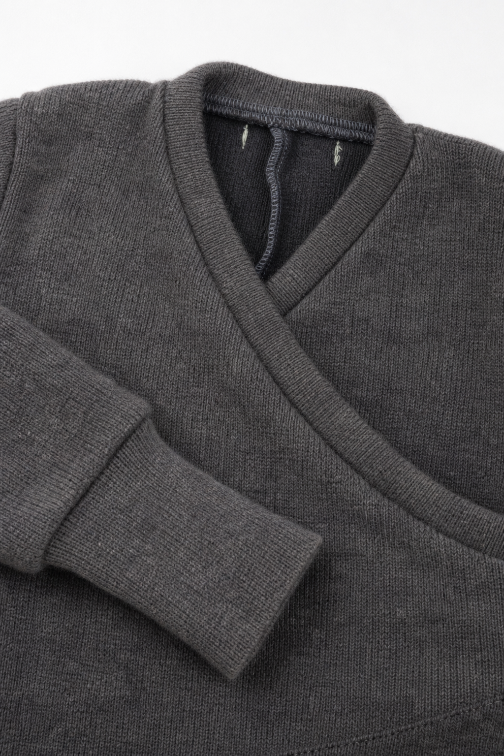 Detailaufnahme des Kaschmir Baby Longsleeves in Braun, Größe 74/80