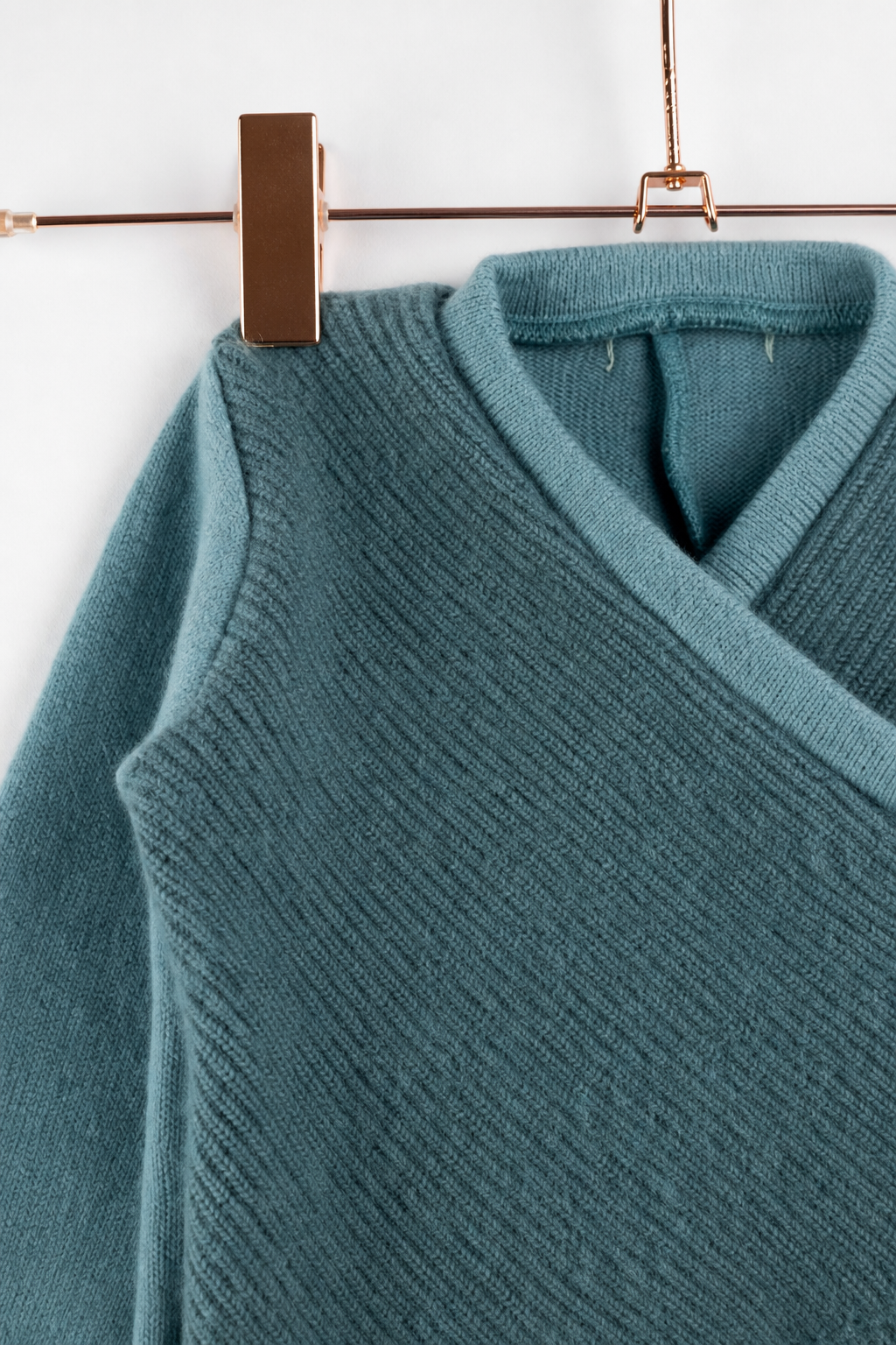 Detailaufnahme des Kaschmir Baby Longsleeves in Blau, Größe 74/80