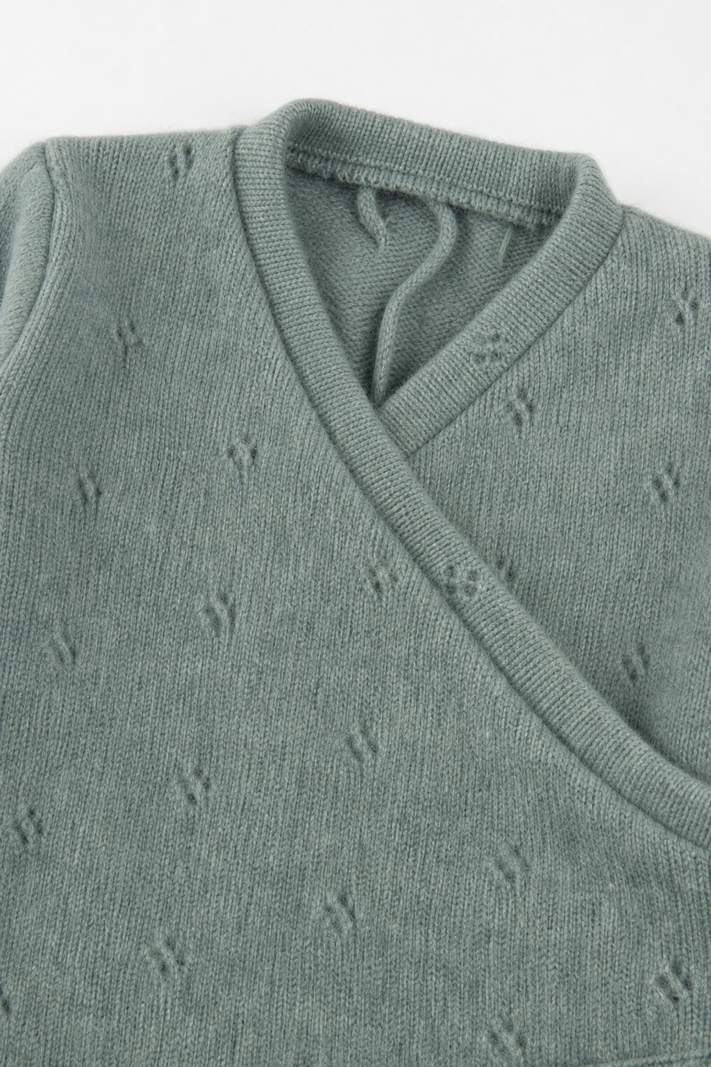Detailaufnahme des Kaschmir Baby Longsleeves in Blau, Größe 74/80