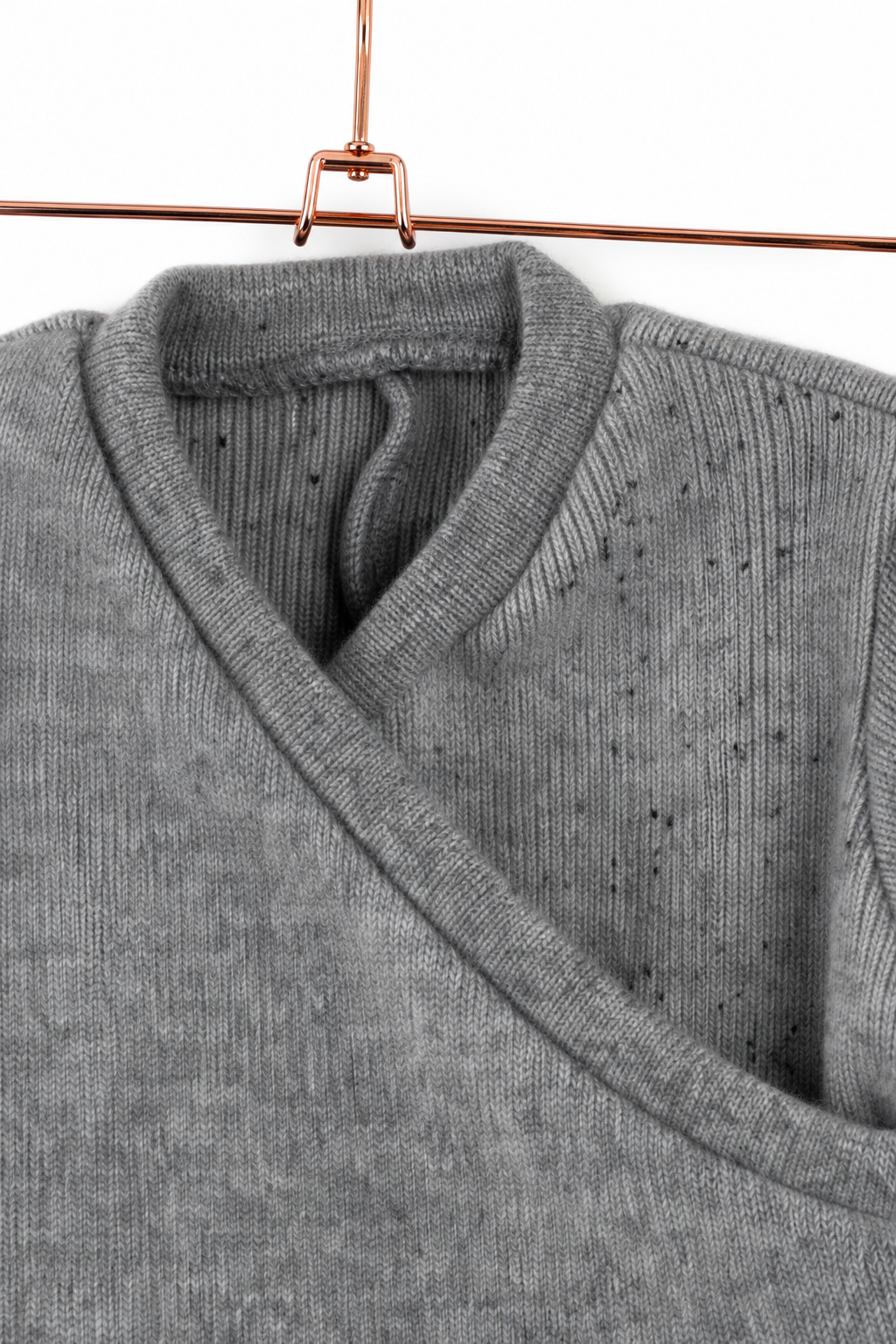 Detailaufnahme des Kaschmir Baby Longsleeves in Grau, Größe 74/80