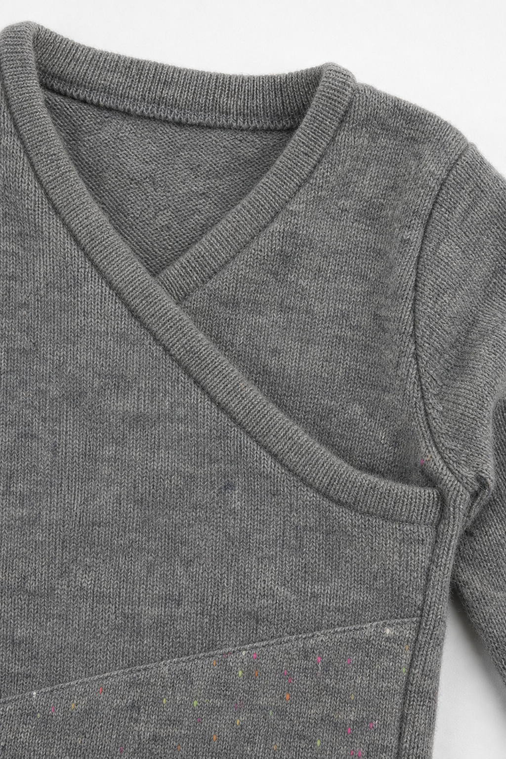 Detailaufnahme des Kaschmir Baby Longsleeves in Grau, Größe 74/80