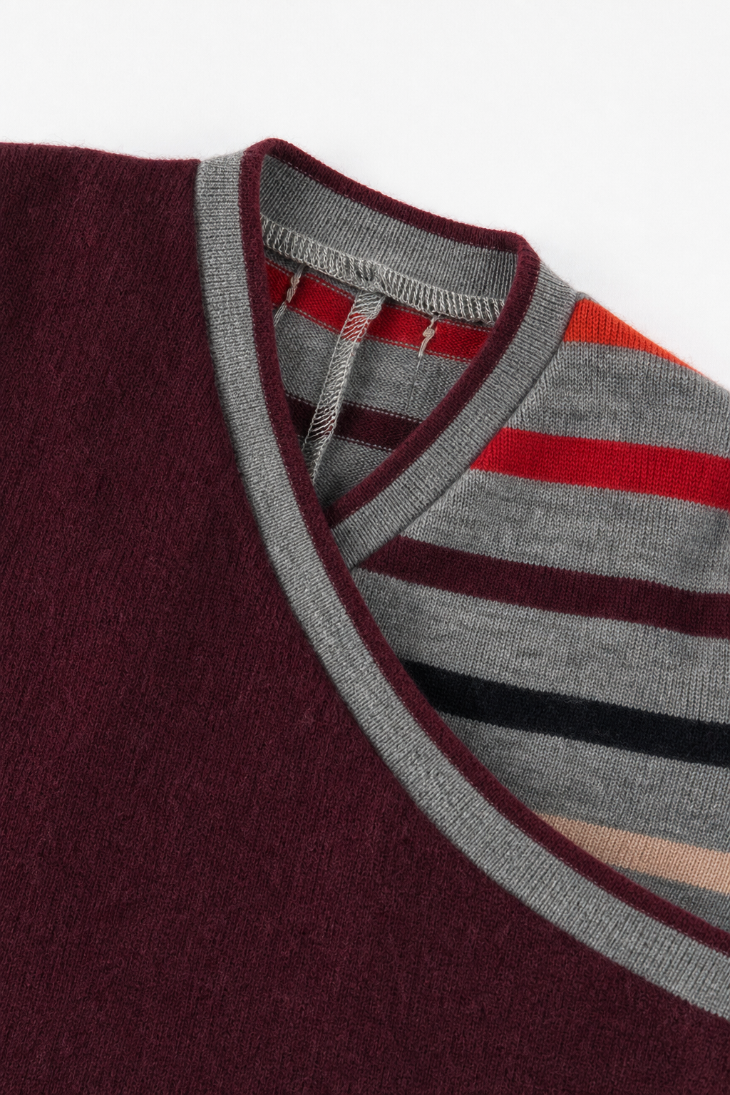 Detailaufnahme des Kaschmir Baby Longsleeves in bunten Farben, Größe 74/80